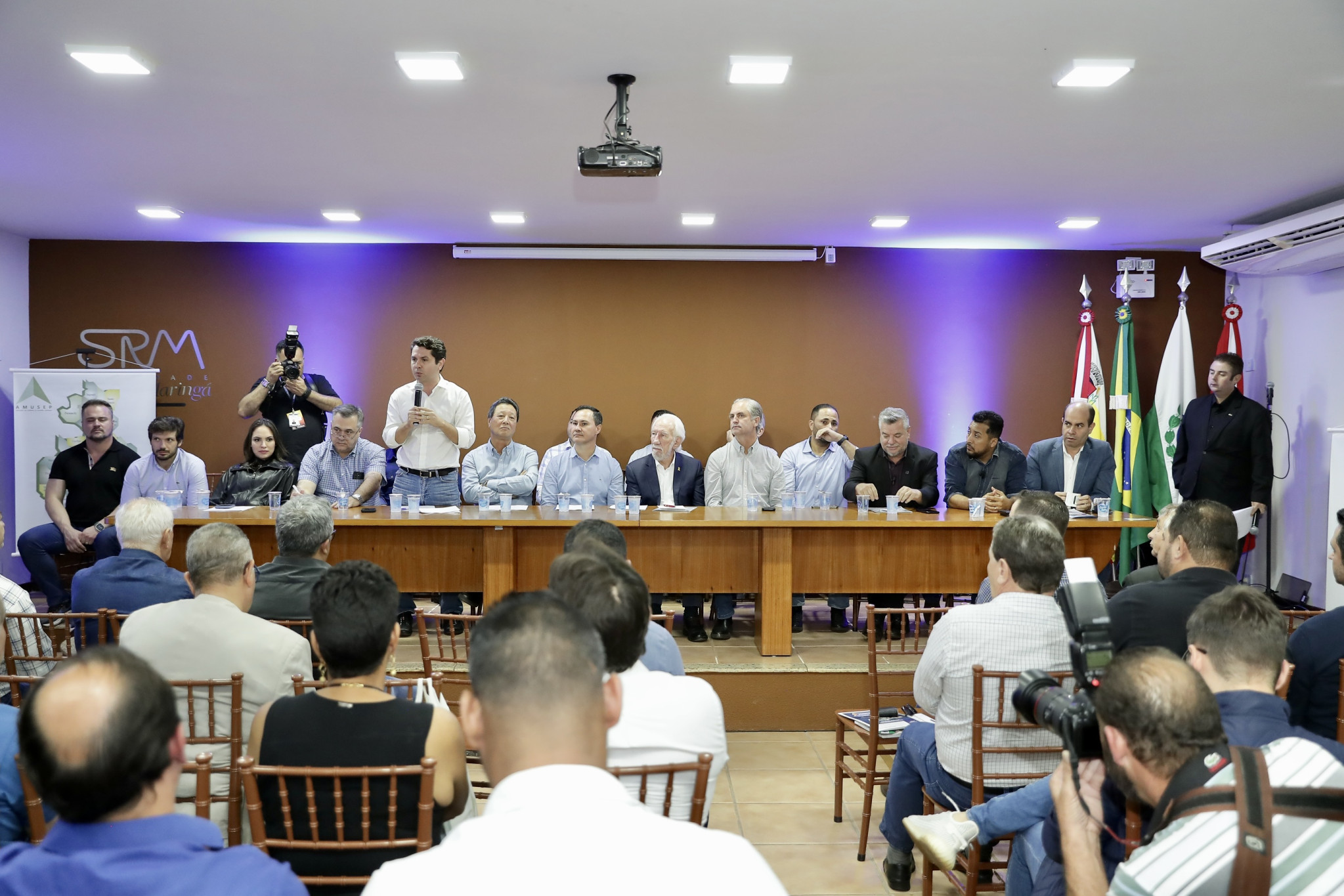 Ao lado de governador em exercício, deputados recebem pleitos de 30 municípios da região de Maringá