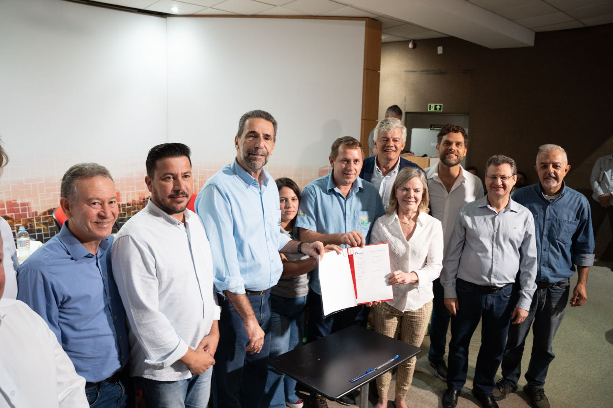 Parlamentares participam de assinatura de convênio para fortalecer agroecologia em assentamentos da Reforma Agrária