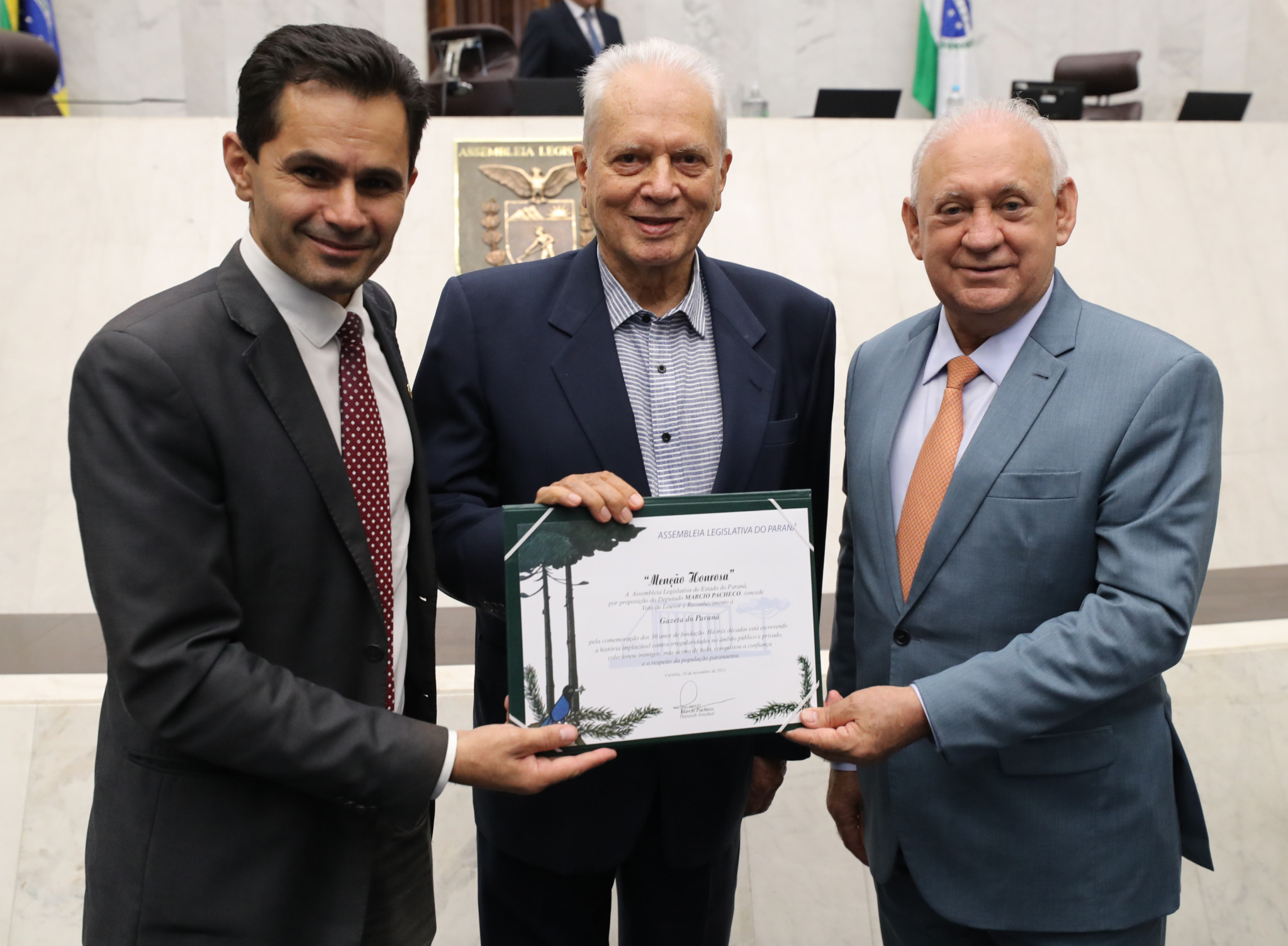 Assembleia homenageia os 30 anos da Gazeta do Paraná