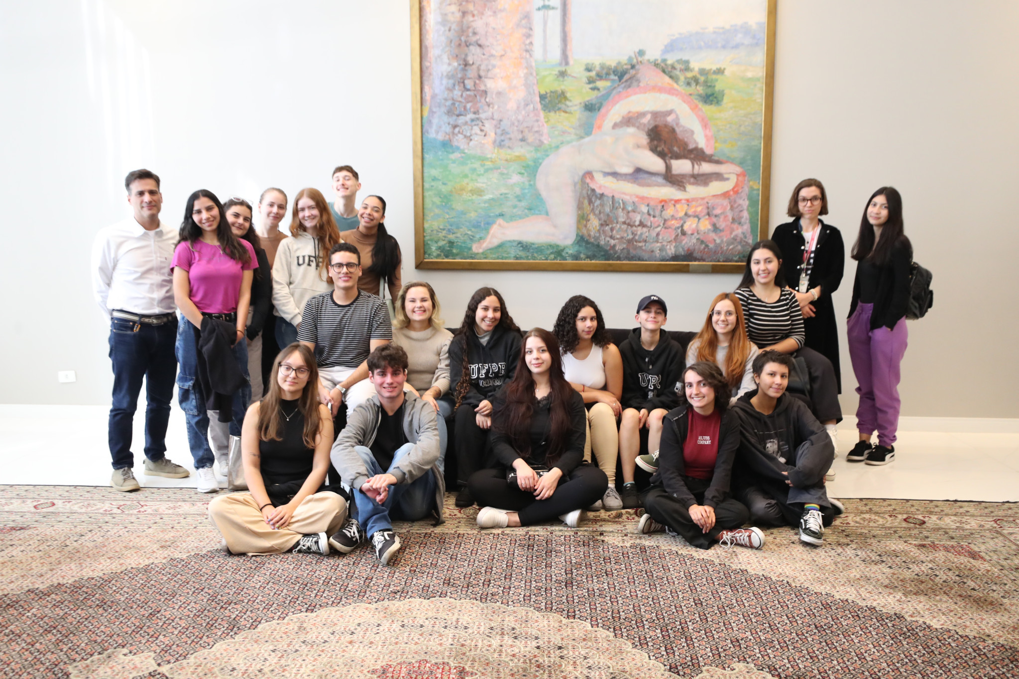 Acadêmicos de Turismo da UFPR visitam a Assembleia