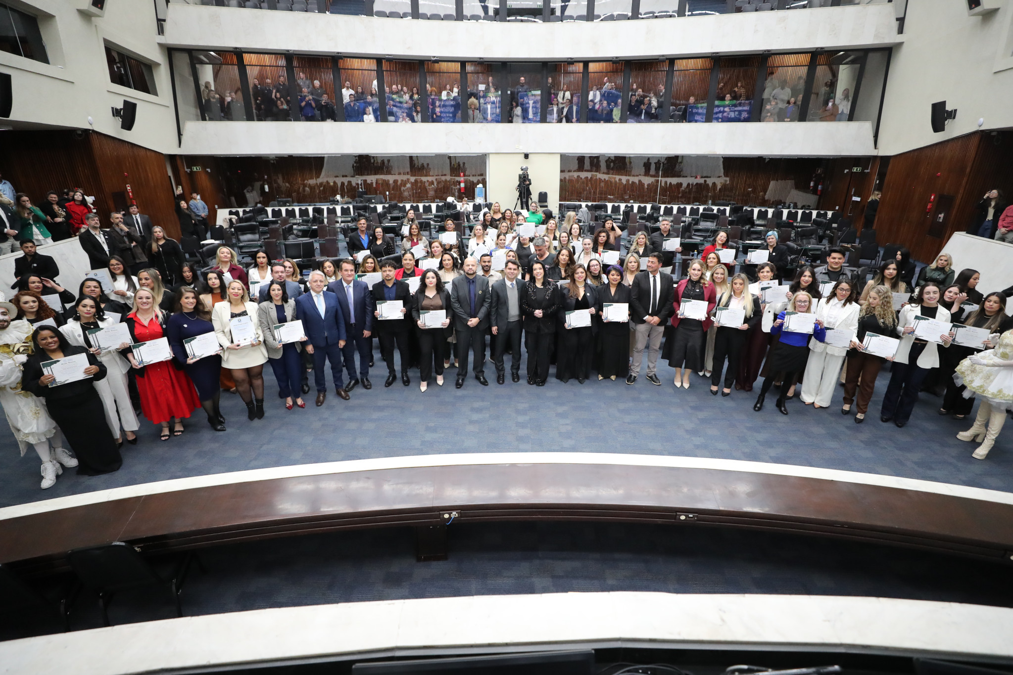 Profissionais da beleza são homenageados na Assembleia Legislativa do Paraná