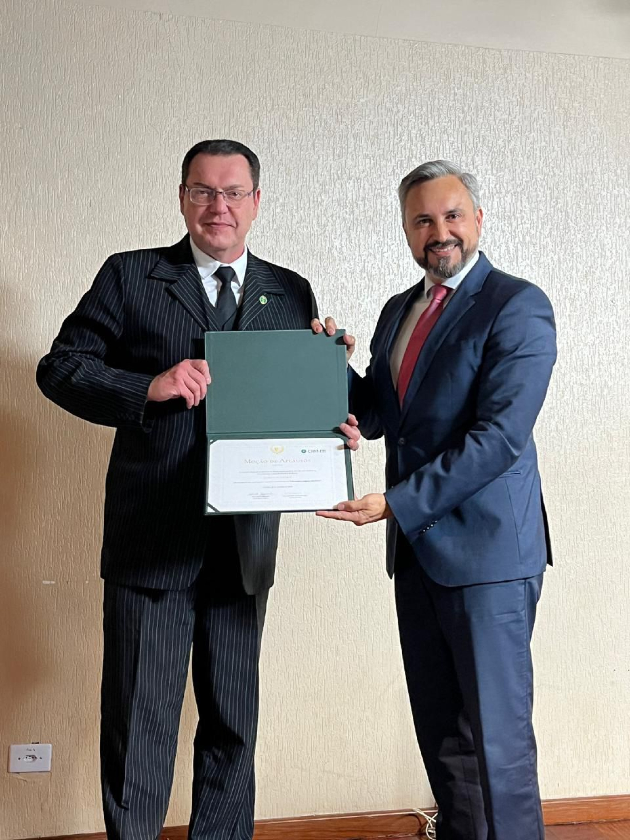 Deputado recebe Moção de Aplausos do CRM-PR pela luta contra o cigarro eletrônico