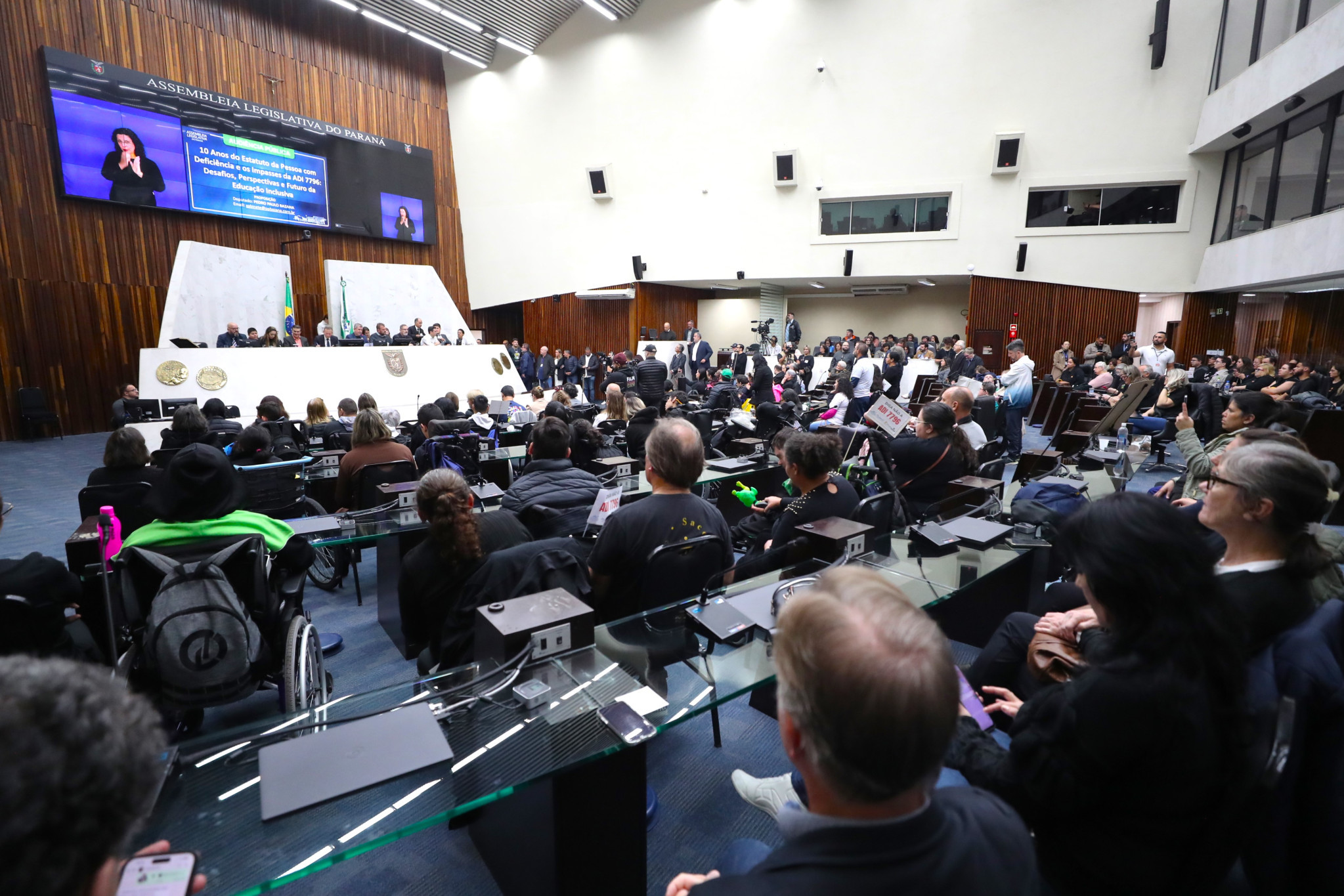 Audiência pública e caminhada reúnem centenas de participantes na luta contra ação que afeta escolas especializadas do Paraná