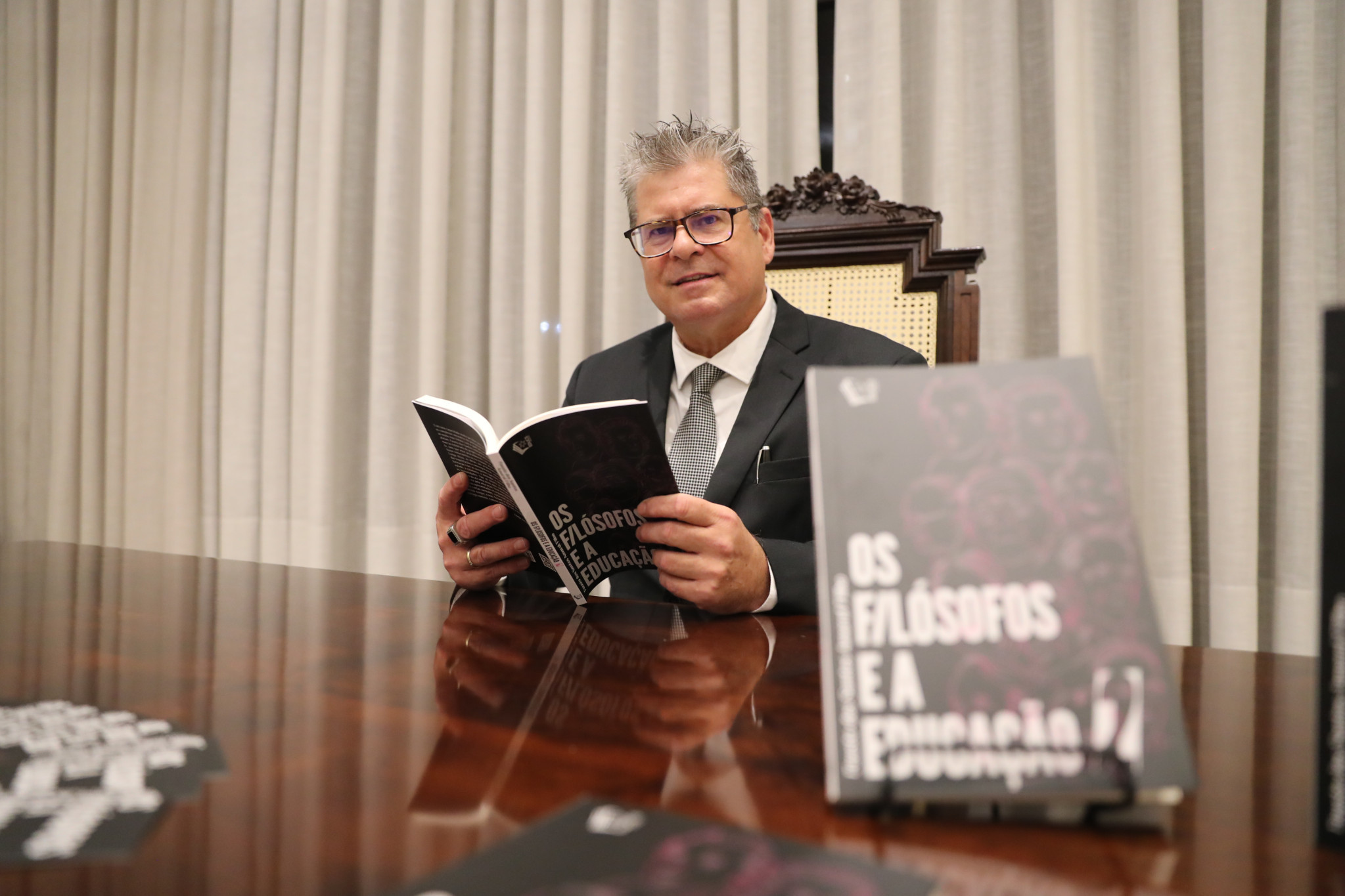 Livro “Os Filósofos e a Educação II” é lançado na Assembleia Legislativa