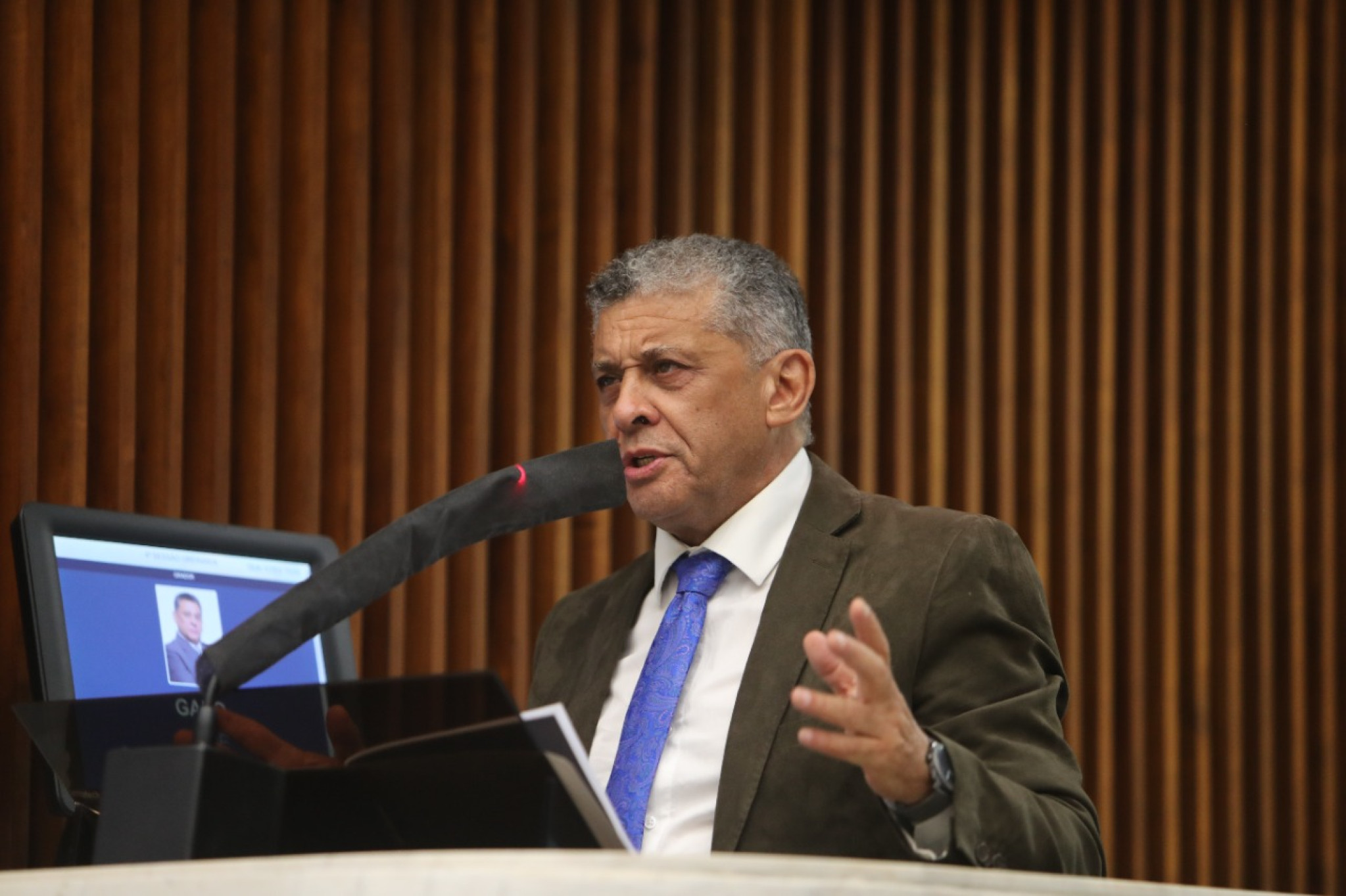 Deputados aprovam projeto que garante a presença de intérpretes de Libras no parto de gestantes surdas