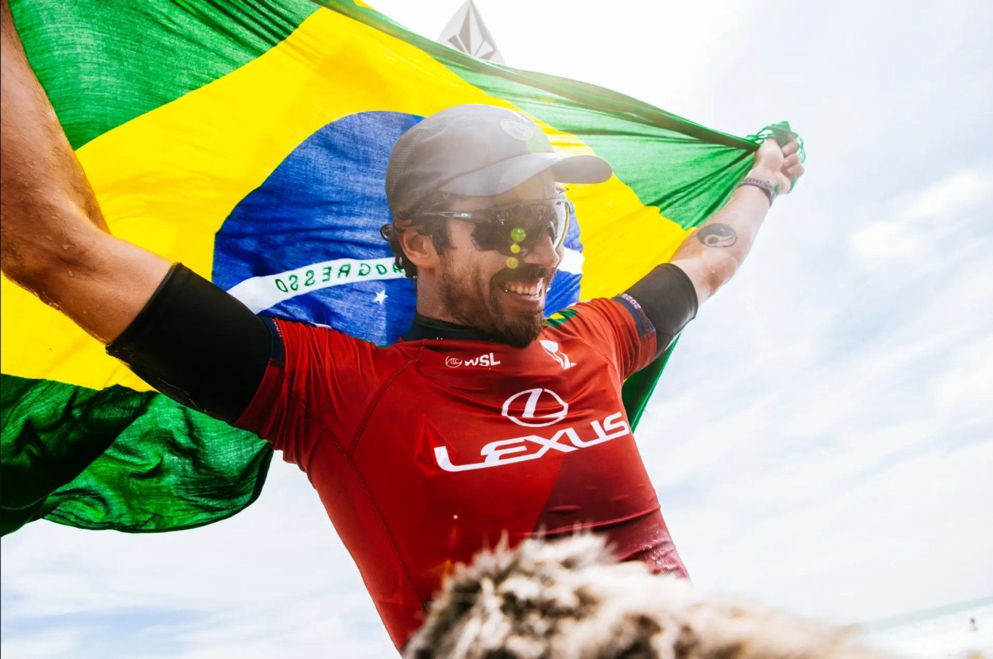 Deputada Maria Victoria (PP) homenageia Yago Dora, campeão mundial de surfe e orgulho paranaense
