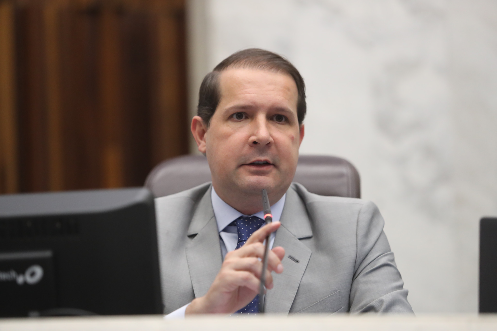 Deputado Marcel Micheletto (PL) mostra preocupação com a 'crise do leite' no Paraná