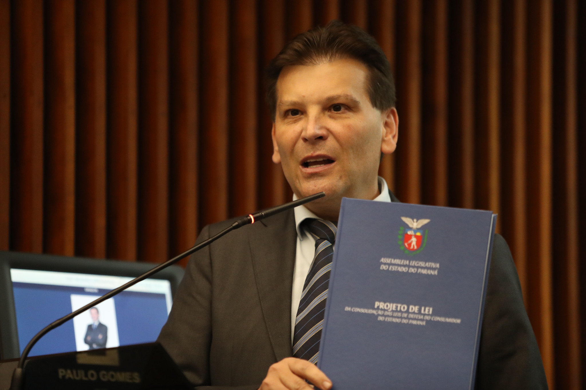 Agora é Lei: bares e restaurantes deverão dar mais transparência à cobrança do couvert artístico no Paraná