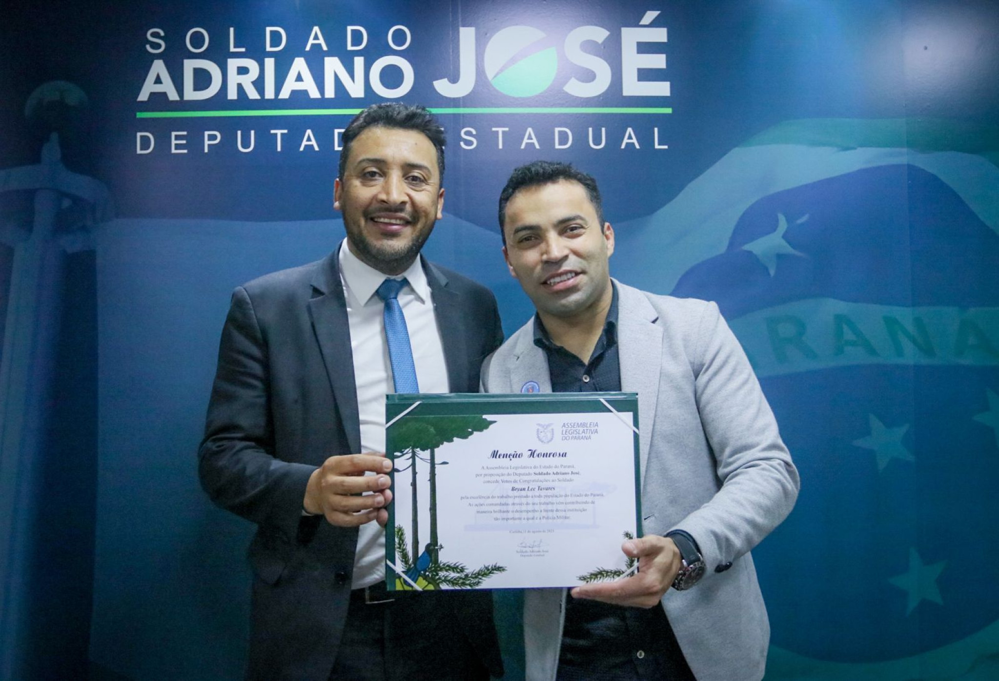 Deputado Soldado Adriano José (PP) entrega Menção Honrosa ao Soldado Bryan Lee Tavares em reconhecimento ao seu trabalho exemplar