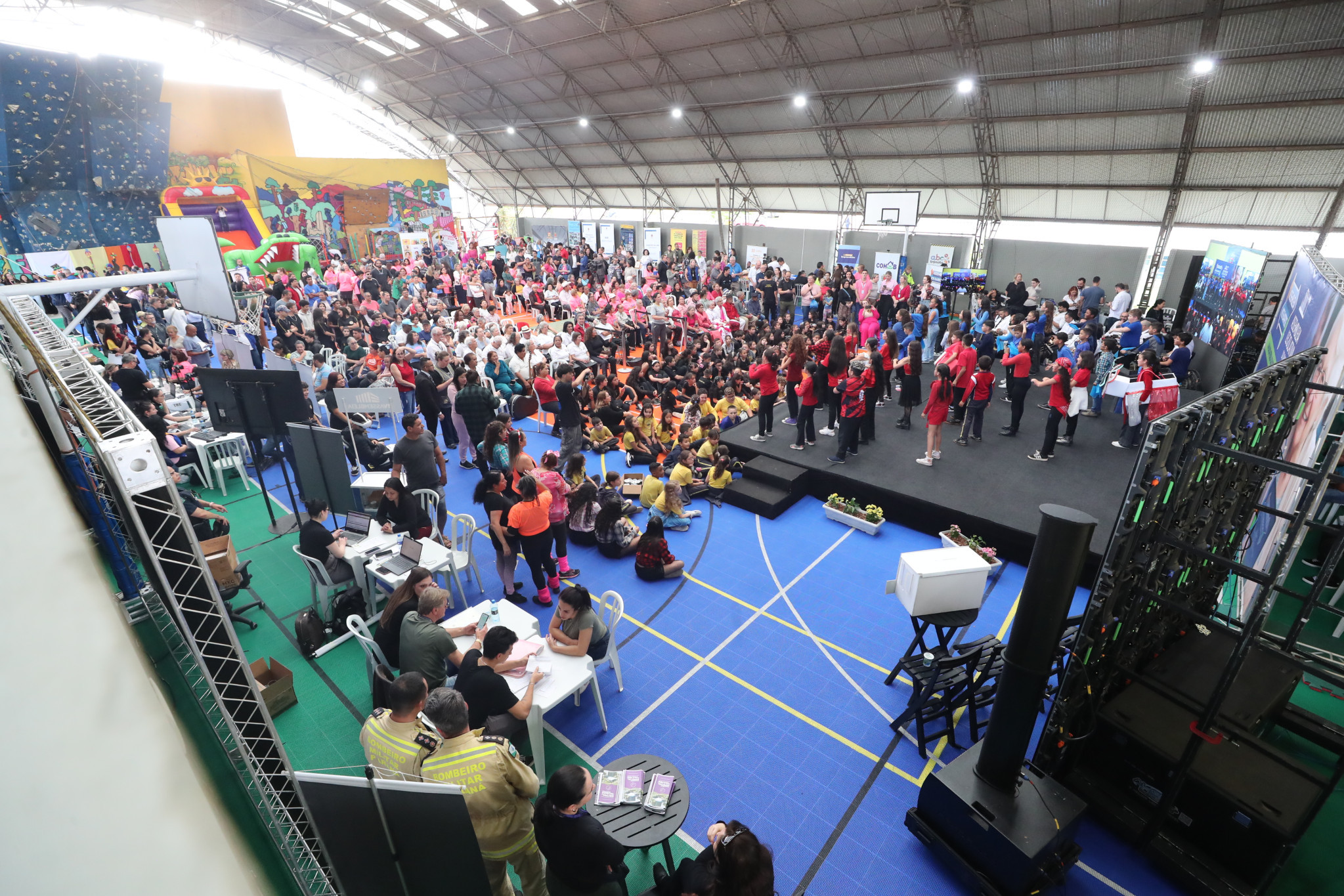 Assembleia nos Bairros proporciona a Curitiba 16 mil atendimentos e mais de R$ 26 milhões em investimentos