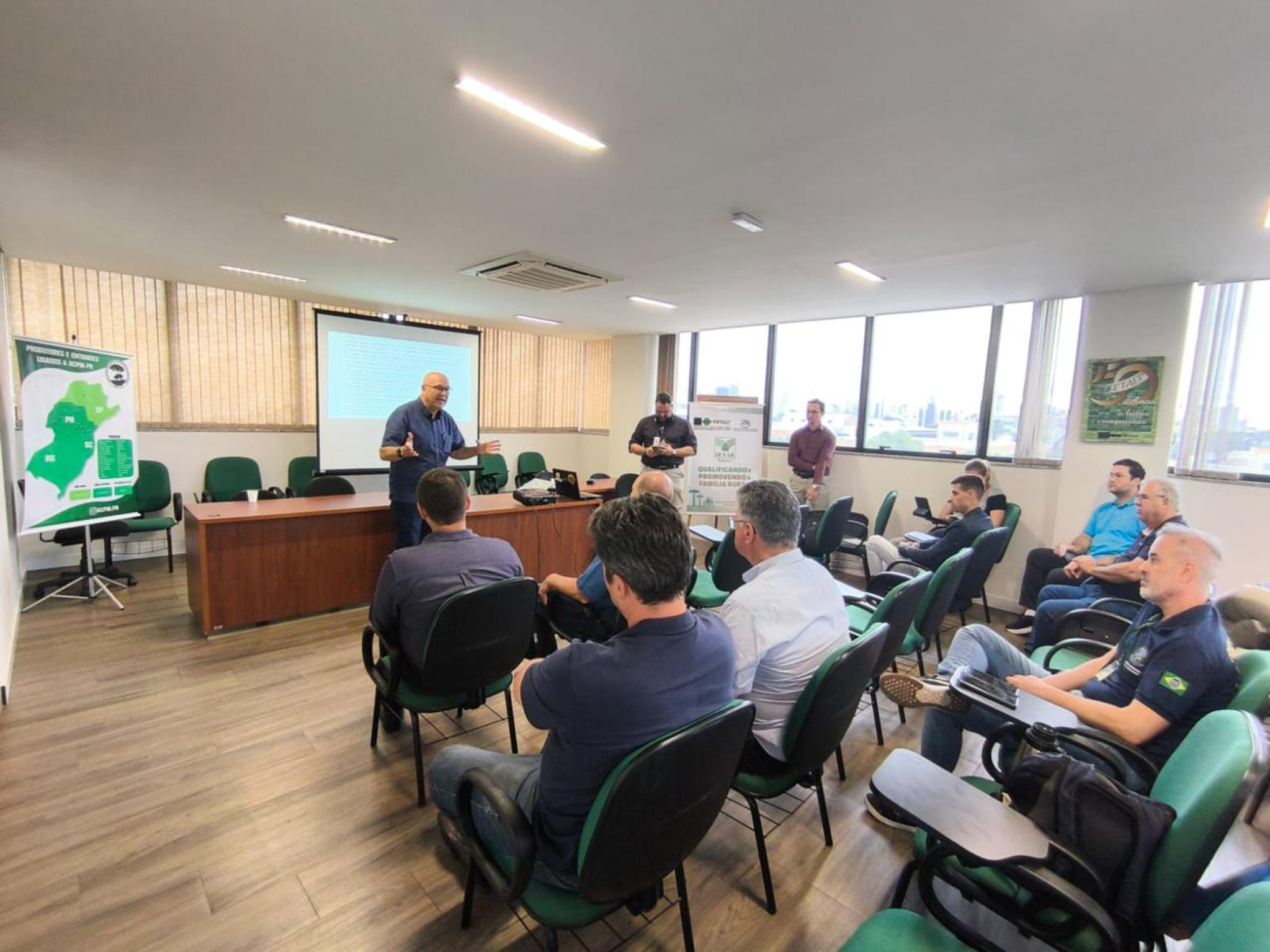 Deputado Luiz Claudio Romanelli (PSD) participa de reunião técnica sobre normas sanitárias para a criação do Porco Moura