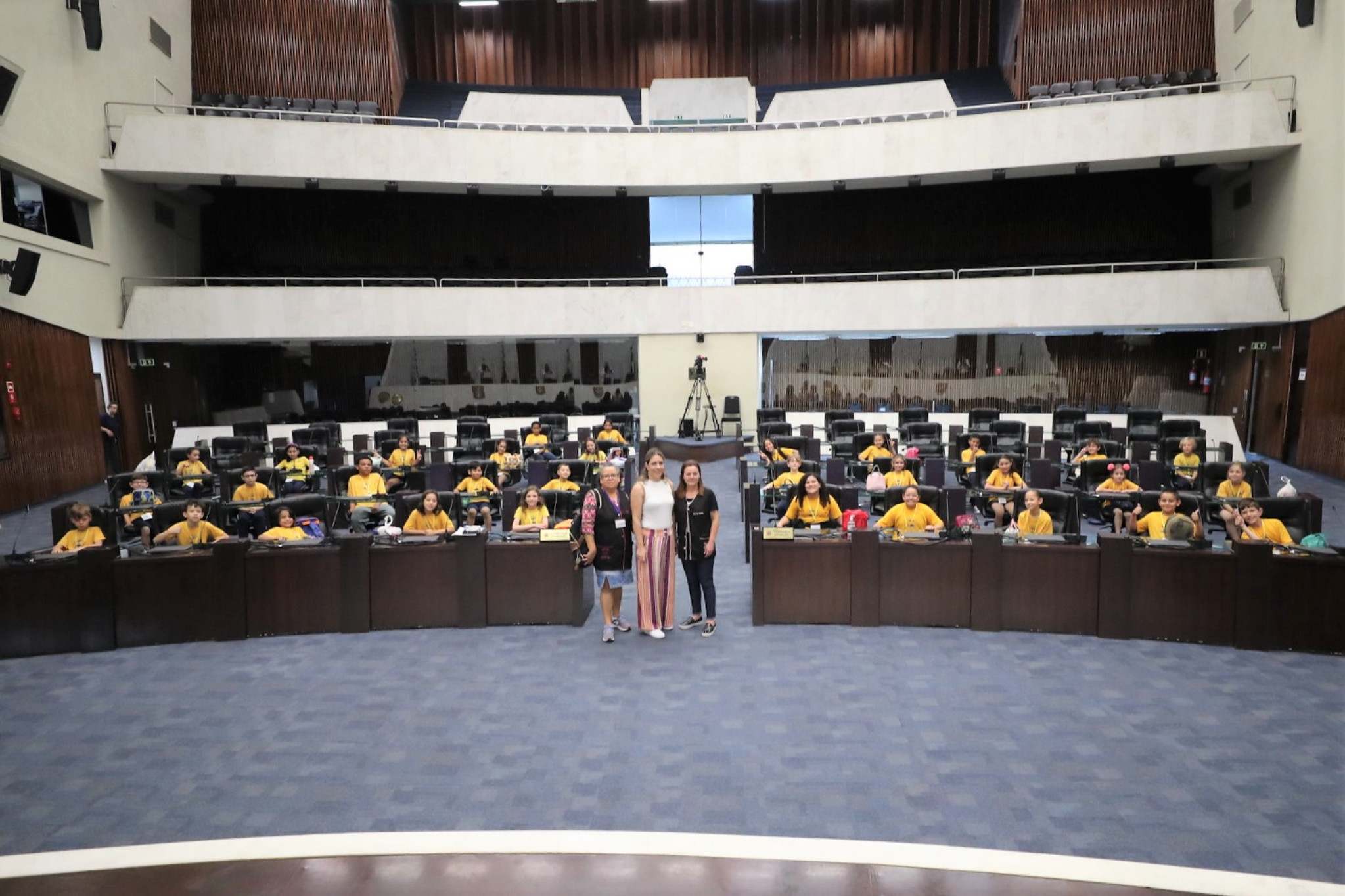 Alunos da Escola Municipal CEI Issa Nacli visitam a Assembleia