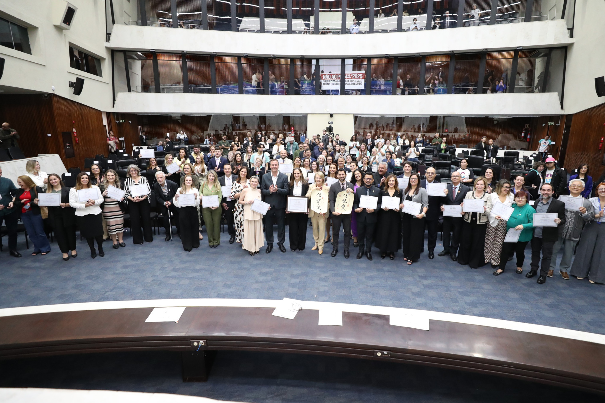 Assembleia Legislativa homenageia fisioterapeutas e terapeutas ocupacionais pelos relevantes serviços prestados à sociedade paranaense
