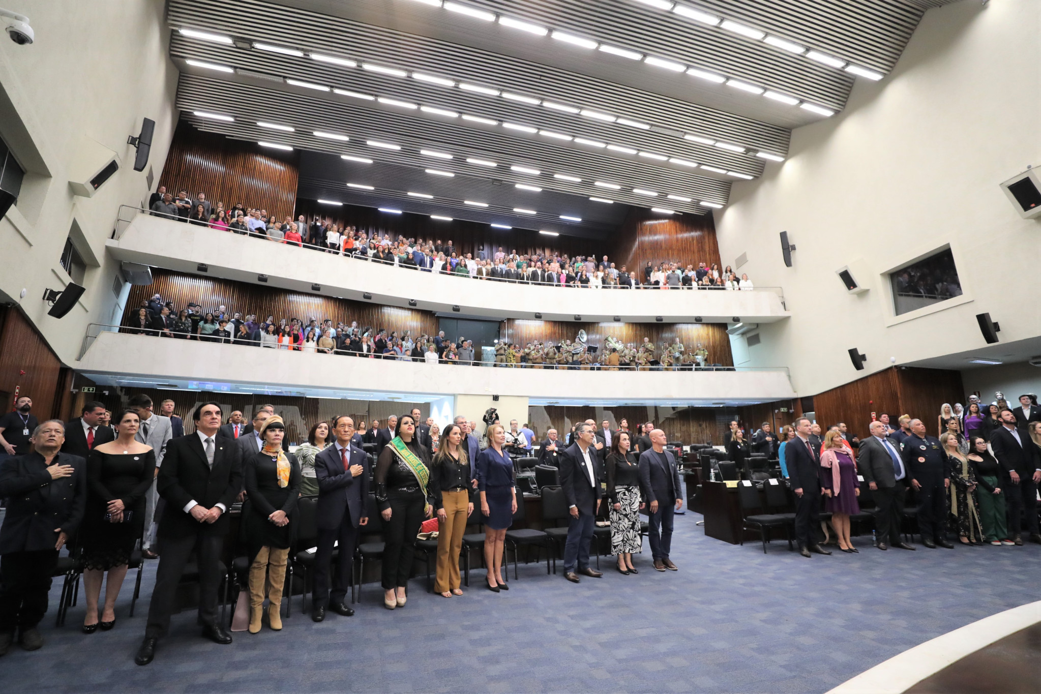 Sessão Solene na Assembleia Legislativa condecora personalidades empreendedoras do Paraná