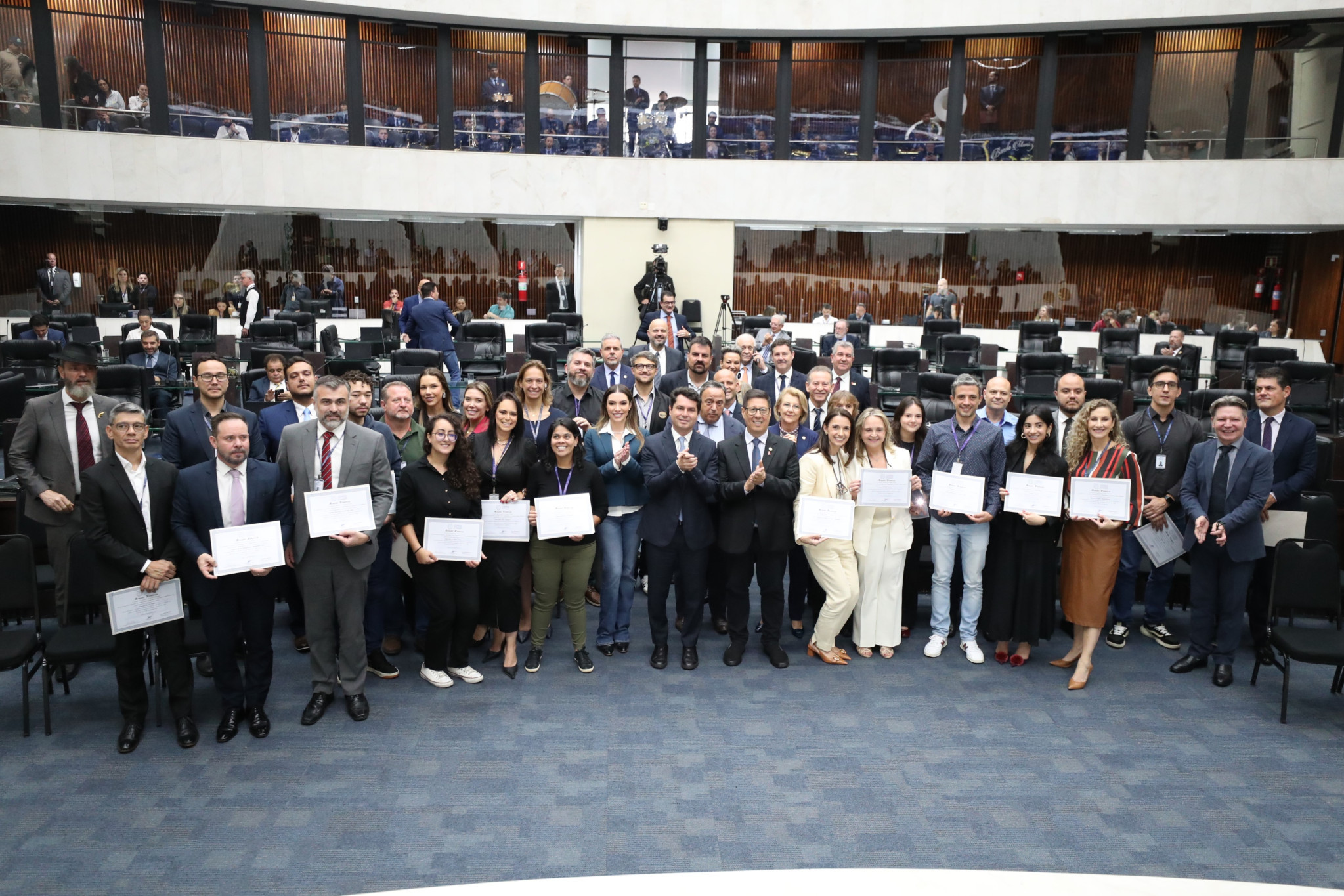 Assembleia Legislativa do Paraná homenageia servidores responsáveis pela marca de 100% de transparência