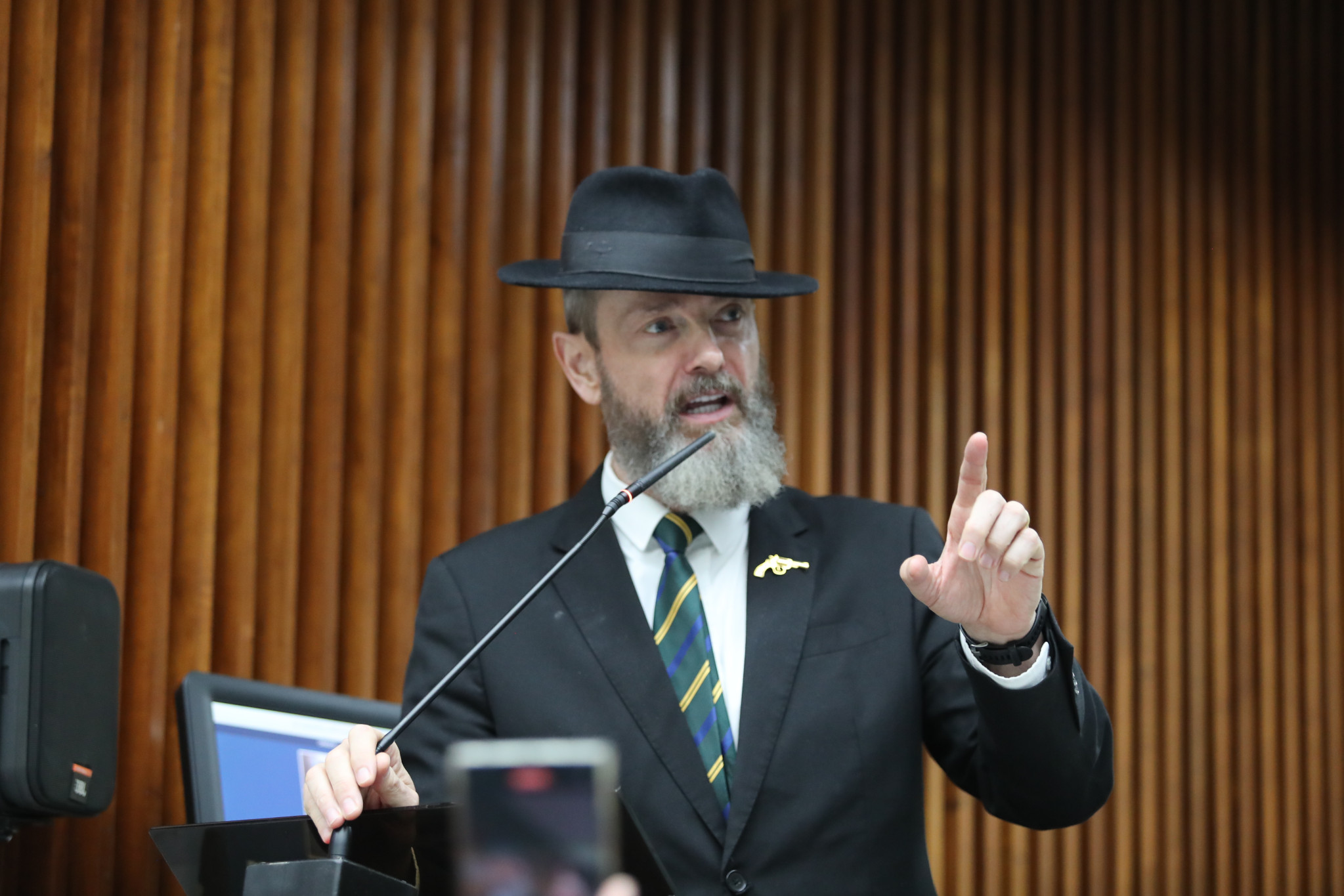 Projeto de lei prevê a proibição de cotas para pessoas trans nas universidades públicas do Paraná