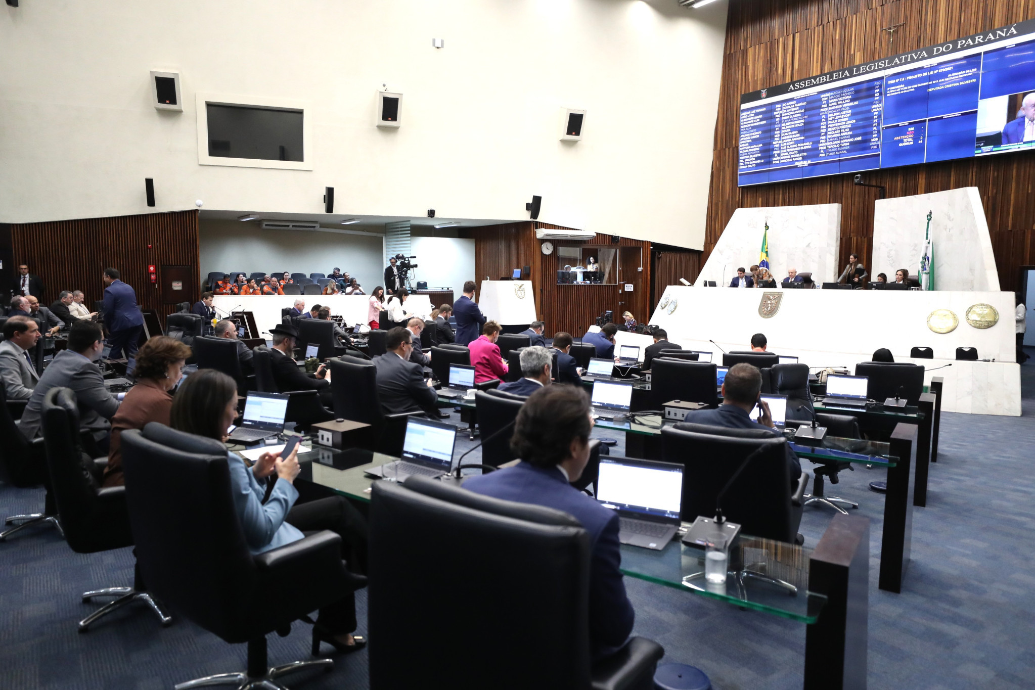 Segue para sanção projeto que exige assinatura física de pessoas idosas na contratação de empréstimos