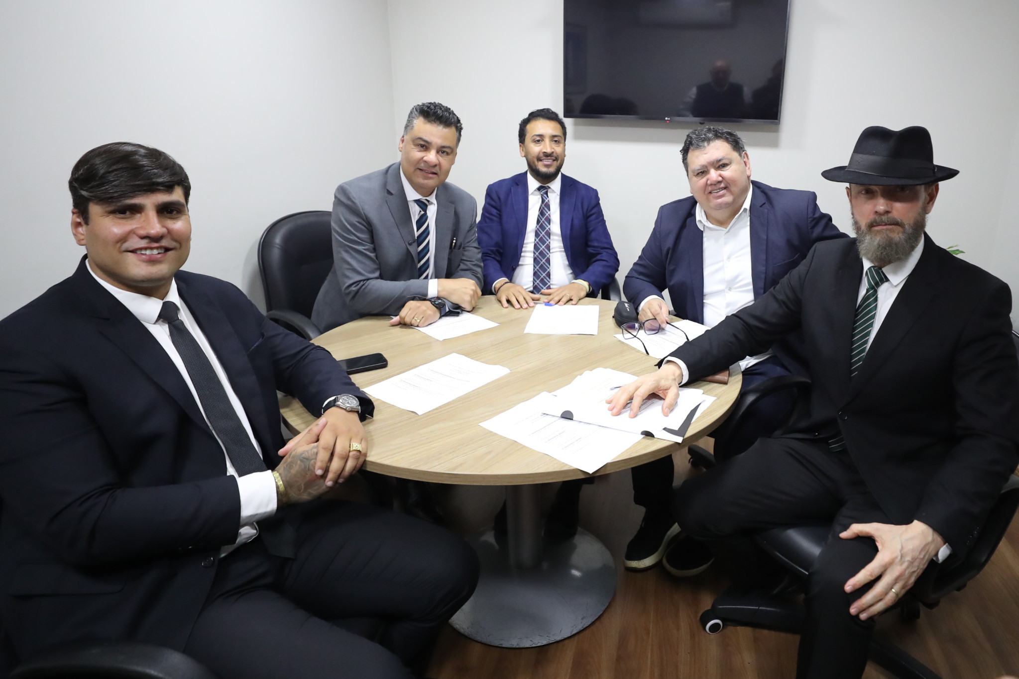 Comissão de Segurança Pública aprova obrigatoriedade de atendimento feminino para mulheres vítimas de violência nas delegacias do Paraná