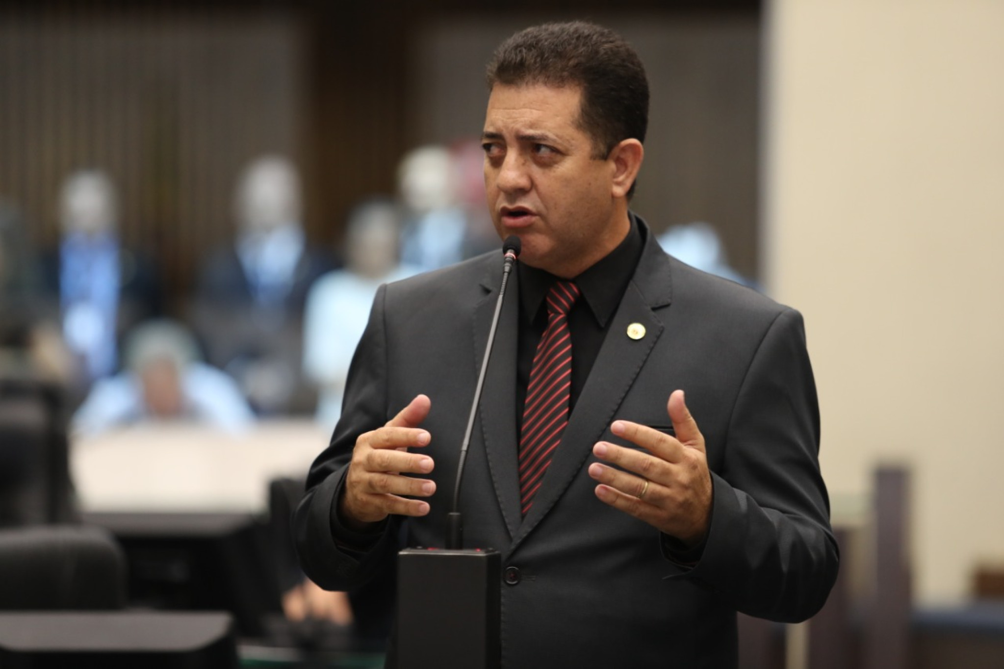 Deputado solicita rigor nas investigações de família que recebeu caixão com sacola de roupas ao invés do corpo de um recém-nascido