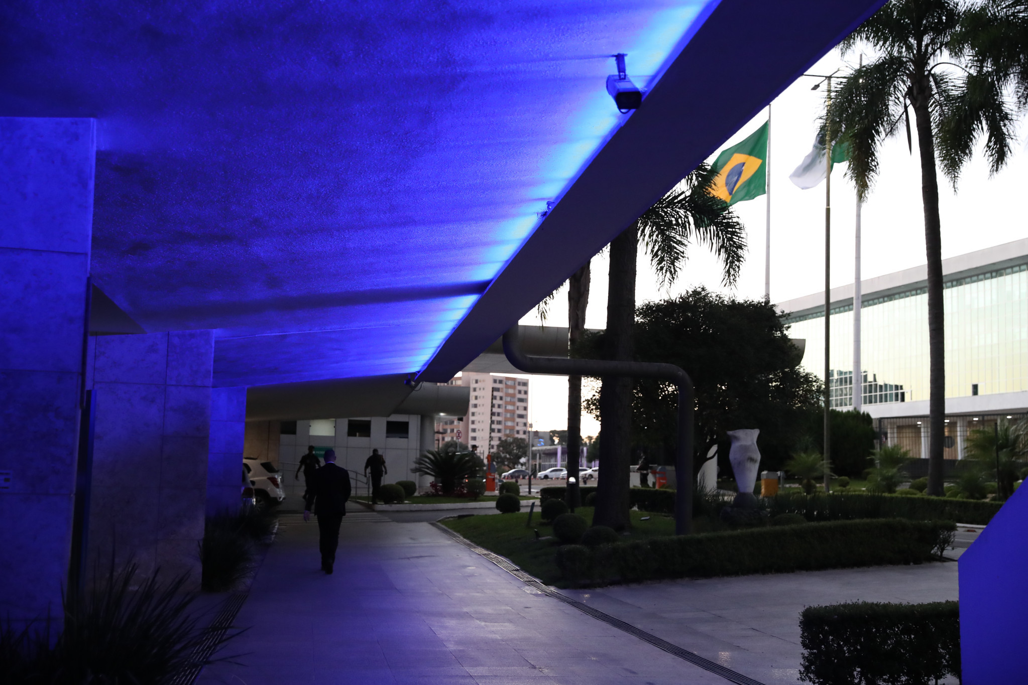 Assembleia Legislativa do Paraná se ilumina de azul para alertar sobre o tráfico de pessoas