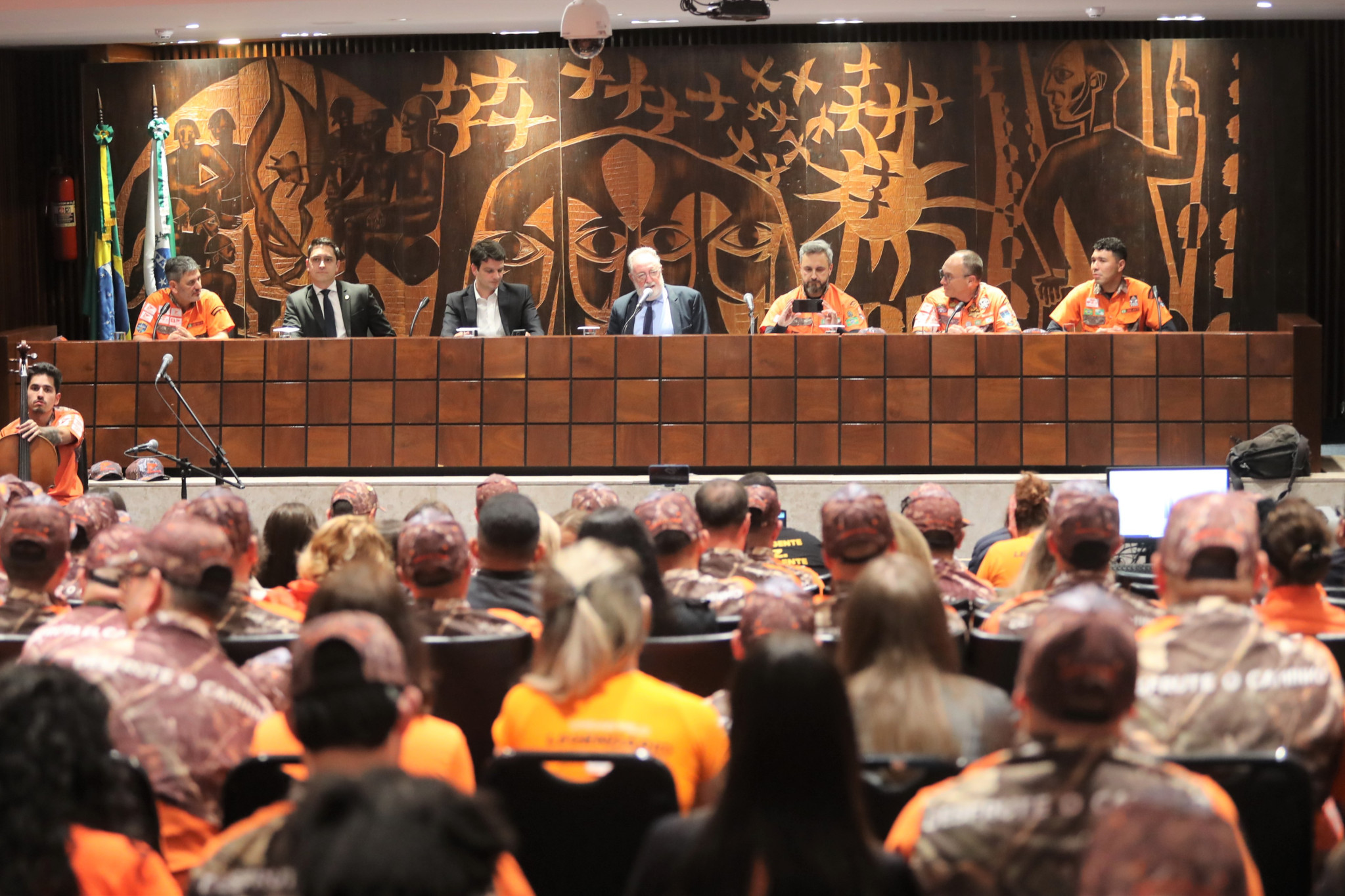Assembleia Legislativa homenageia movimento Legendários Curitiba