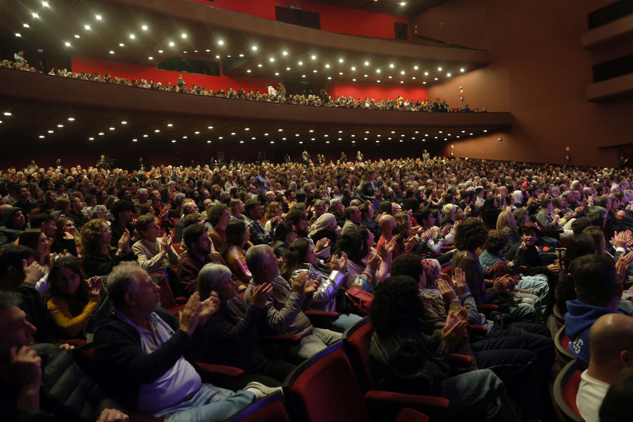 Projeto de lei busca coibir taxas abusivas e garantir transparência na venda de ingressos no Paraná