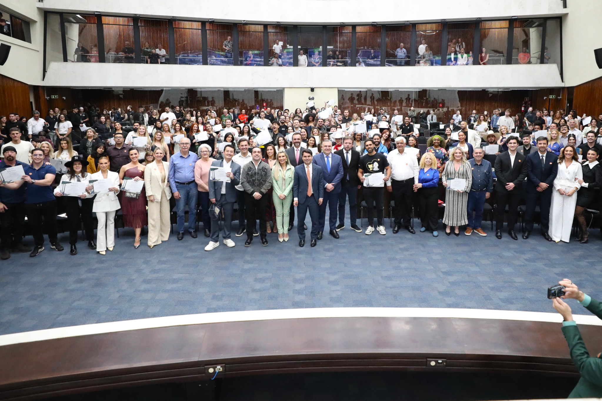 Assembleia Legislativa reconhece atuação de mais de 200 influenciadores digitais paranaenses