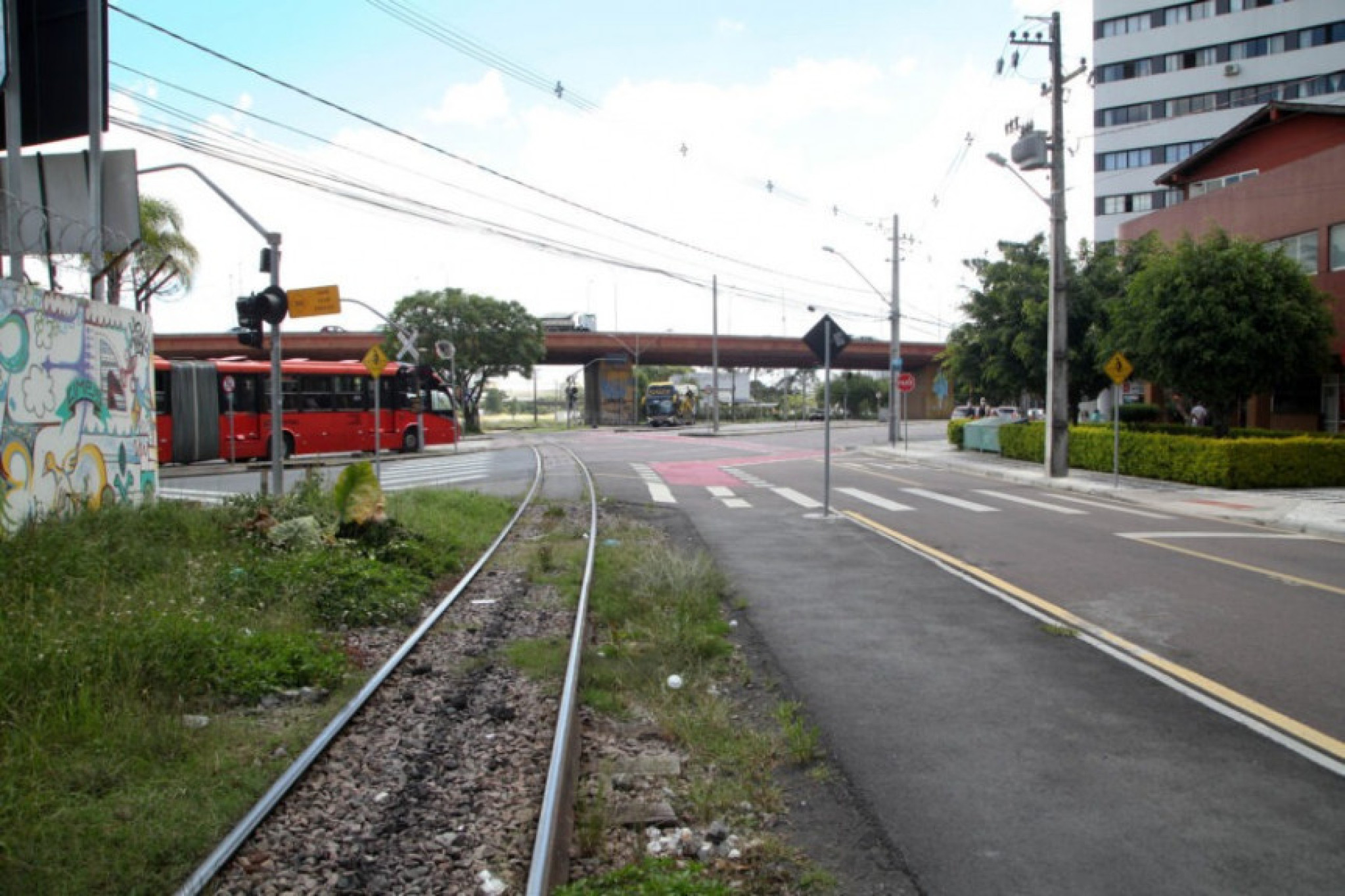 Proposta regulamenta sinalização em passagem de nível nas cidades