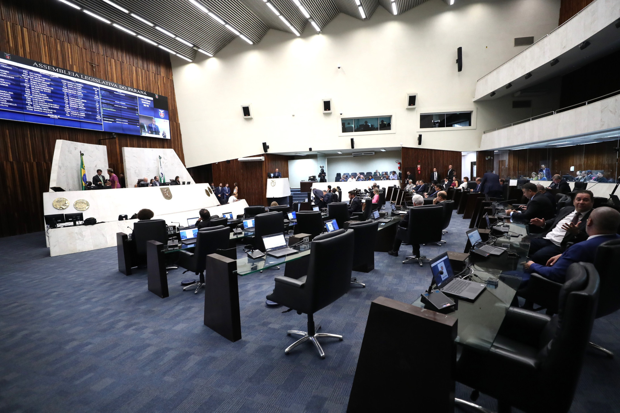 Deputados aprovam iniciativas para auxiliar e proteger as mulheres no Paraná