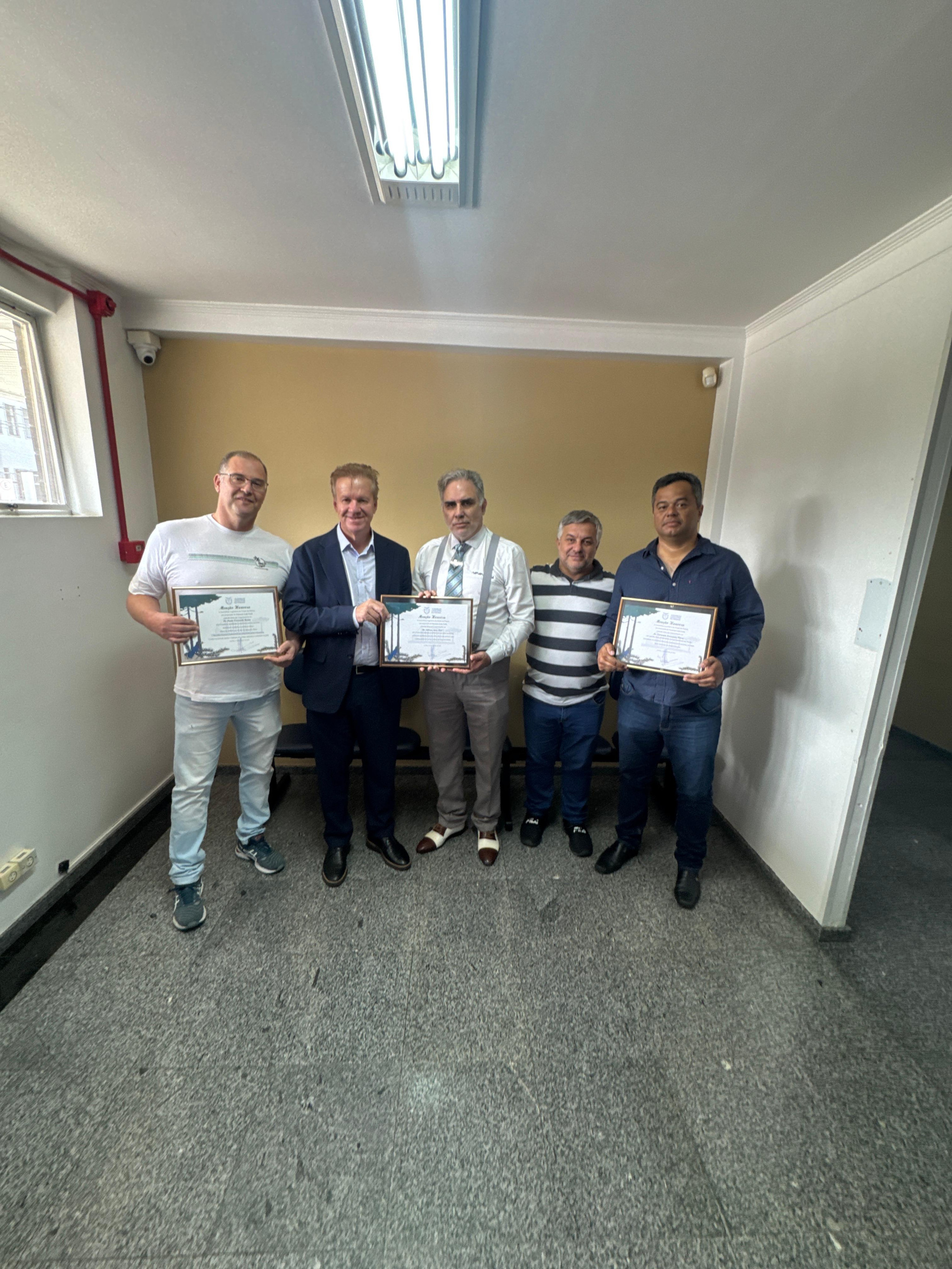 Deputado Luis Corti (PSB) homenageia profissionais da saúde de São José dos Pinhais