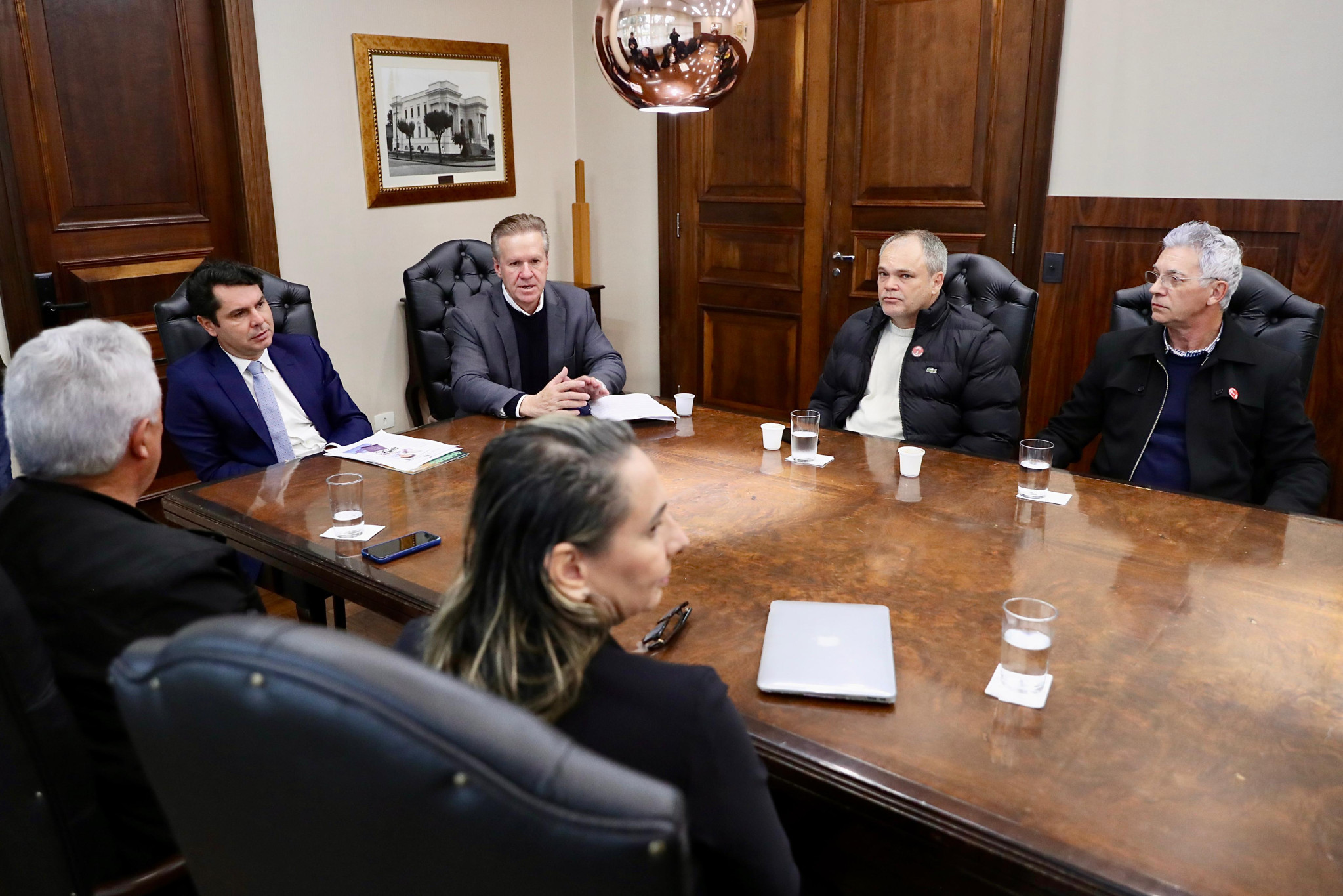 Projeto de lei prevê a criação de voucher para famílias comprarem material escolar no comércio local