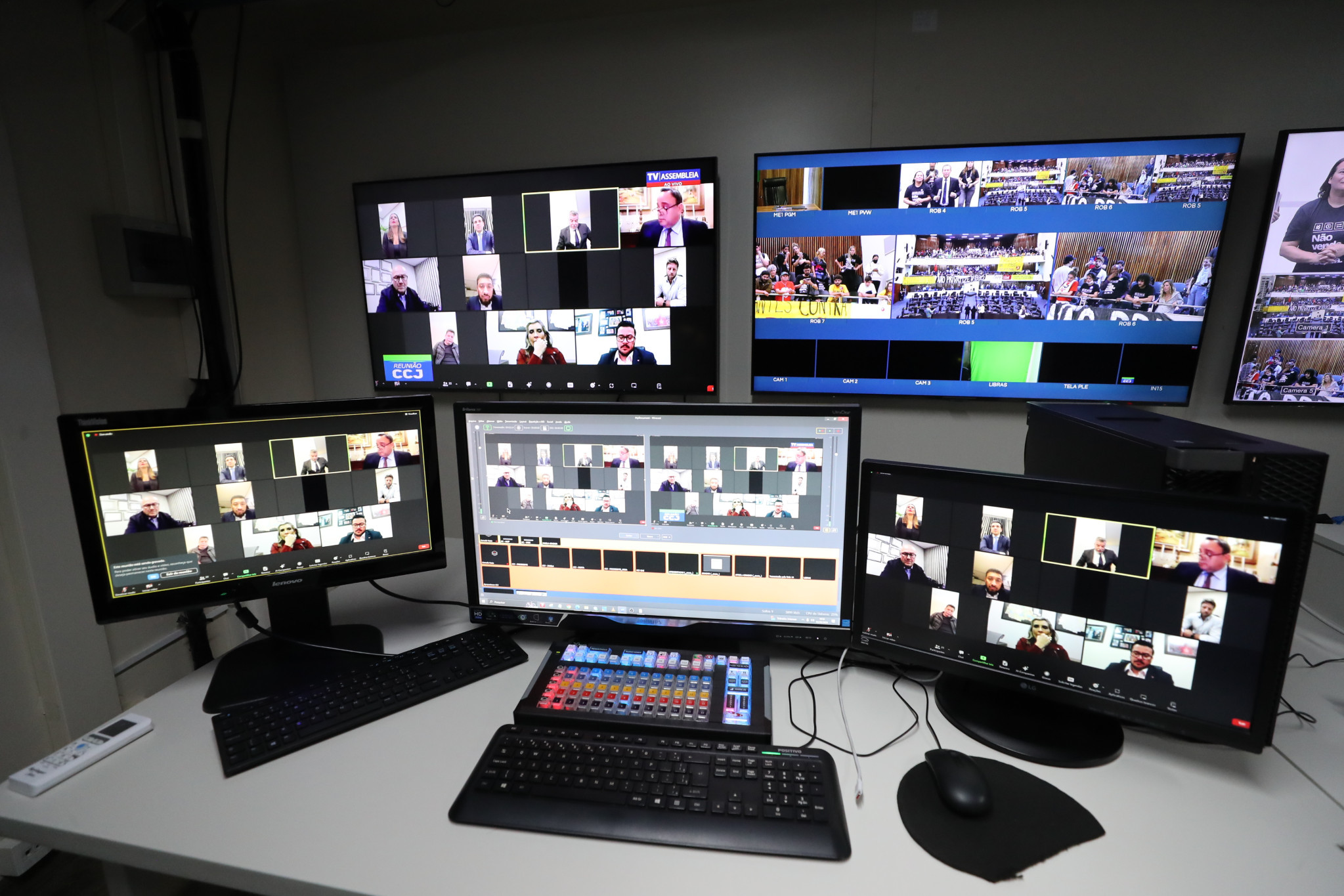 Pedido de vista na CCJ adia análise de emendas ao projeto que institui o Programa Parceiro da Escola