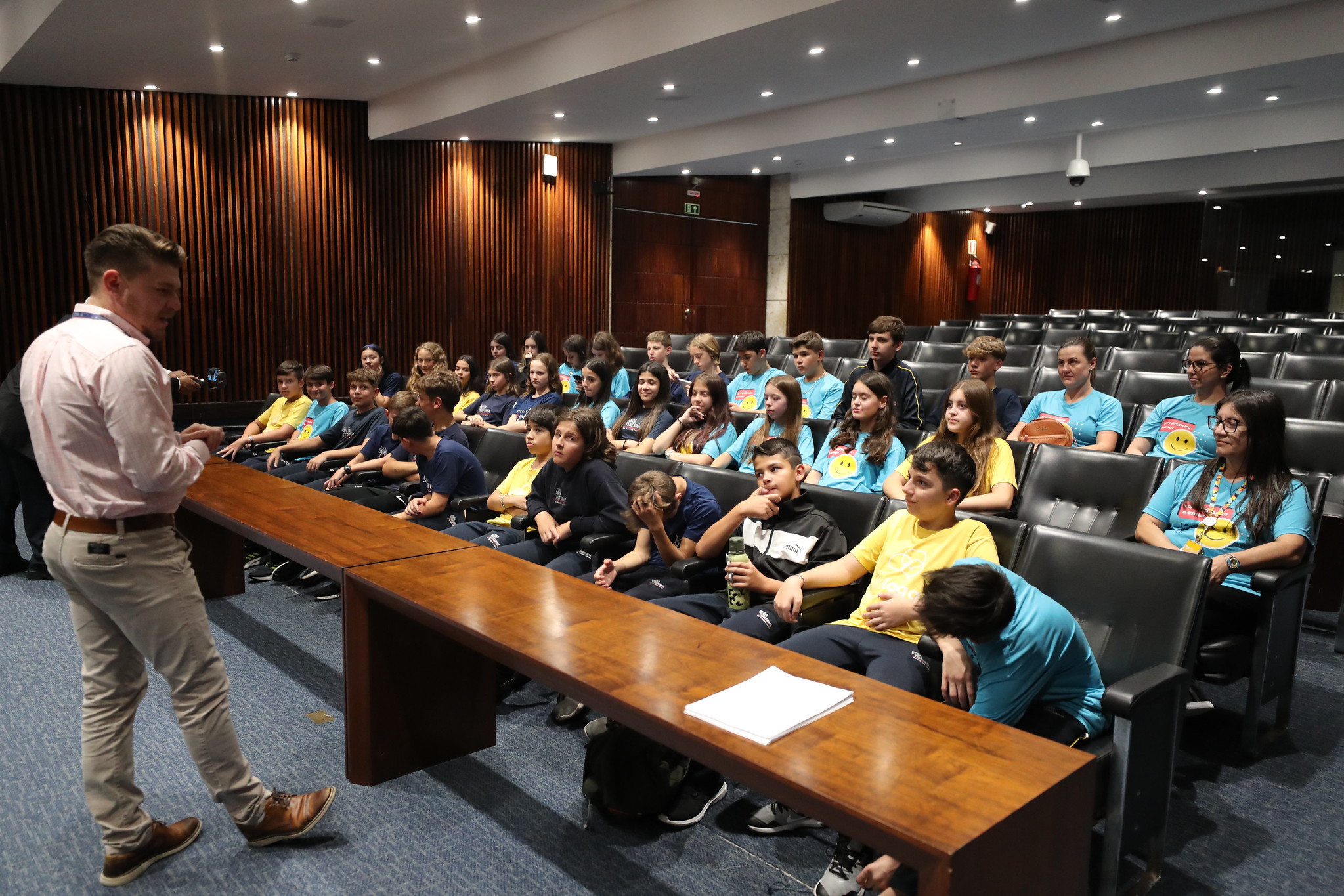 Estudantes de escola de Guarapuava visitam a Assembleia