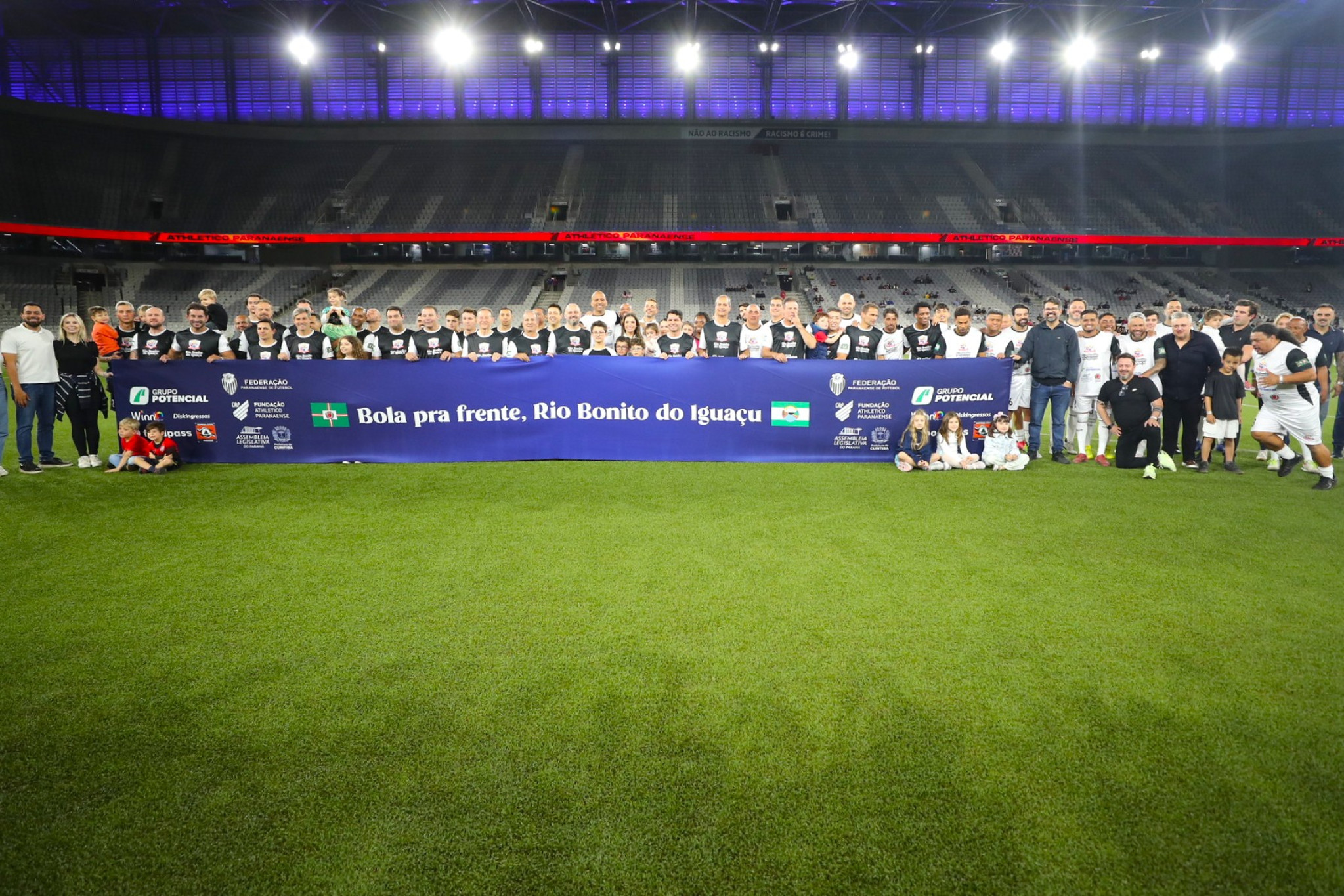 Partida solidária organizada pela Assembleia reúne ídolos do esporte e arrecada recursos para reconstrução de Rio Bonito do Iguaçu