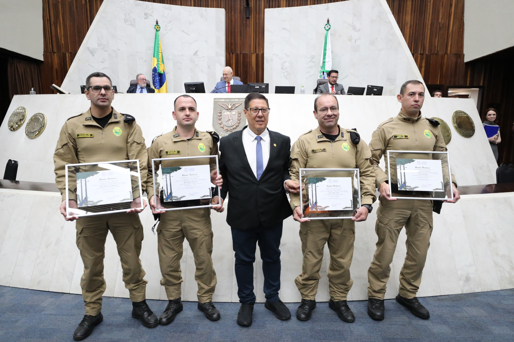 Deputado Adão Litro (PSD) entrega Menção Honrosa para policiais militares pelos serviços prestados em Dois Vizinhos
