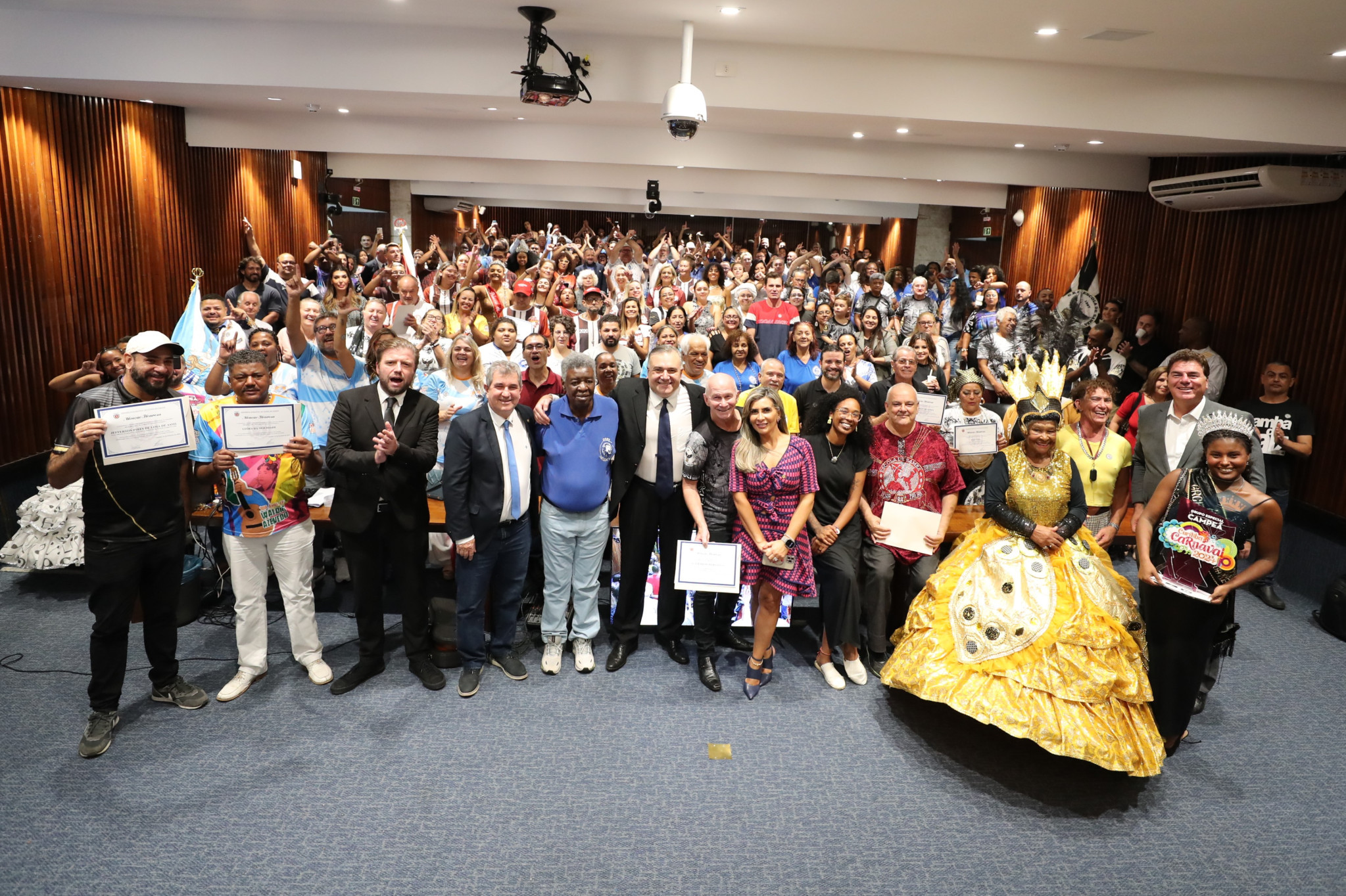Escolas de samba campeãs do Carnaval de Curitiba são homenageadas pela Assembleia Legislativa