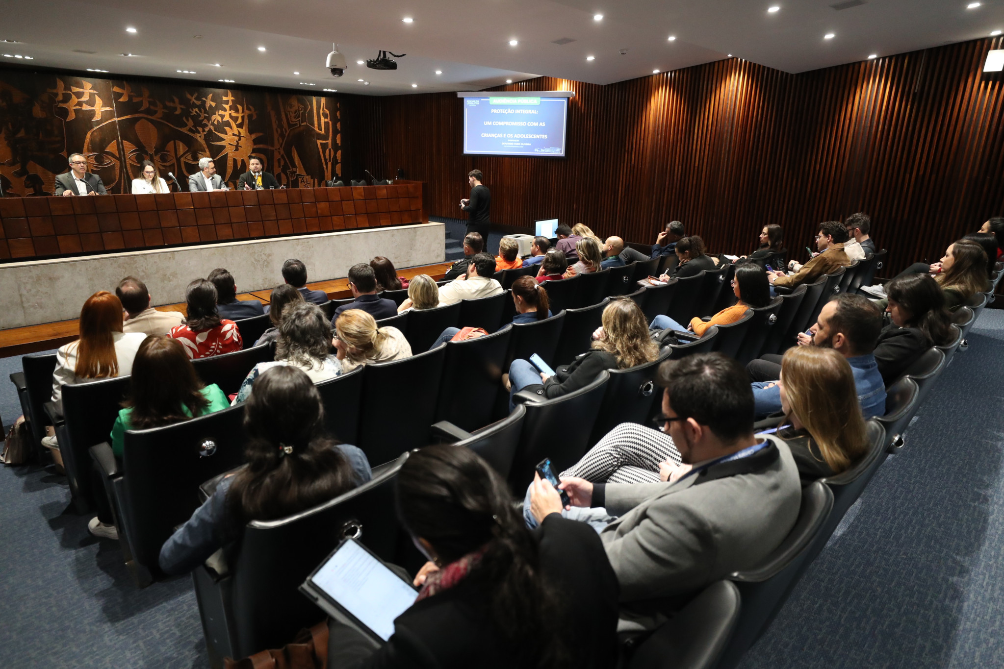 Parlamentares e especialistas discutem políticas públicas de proteção à infância no Paraná