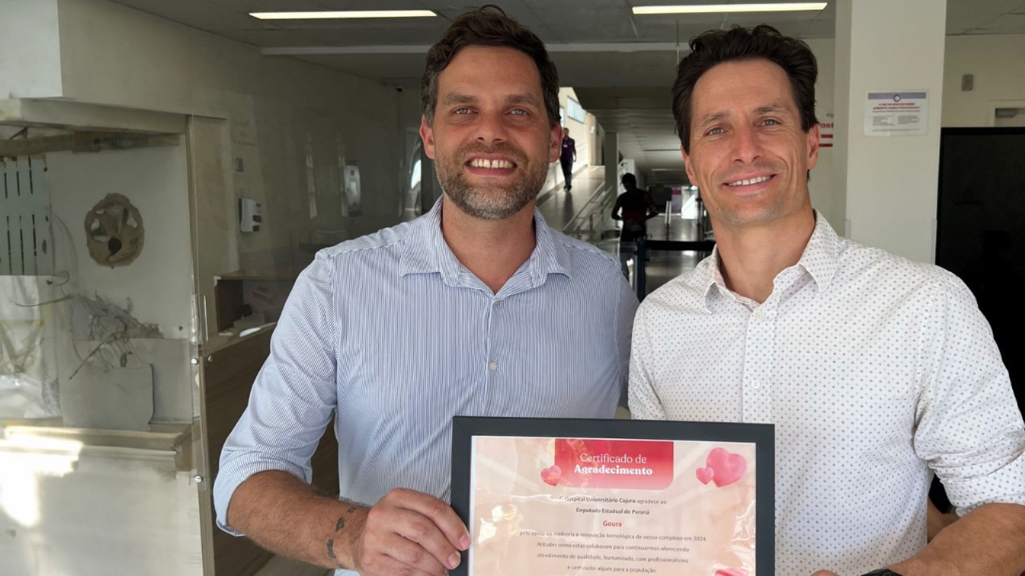 Deputado Goura (PDT) destaca serviços prestados pelo Hospital Cajuru ao receber certificado de agradecimento da instituição