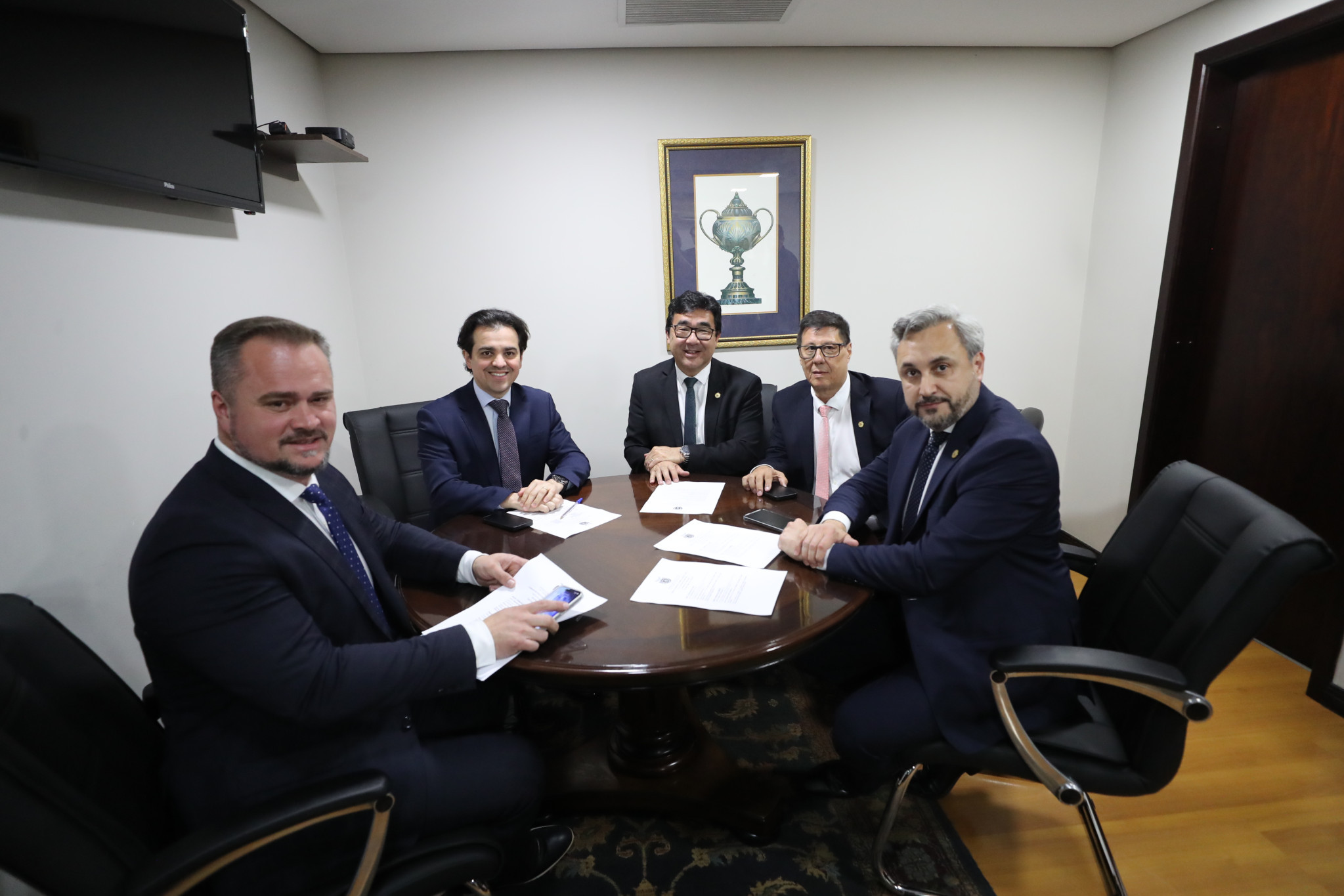 Projeto que proíbe venda de leite em pó importado e reidratado no Paraná avança na Comissão de Indústria e Comércio