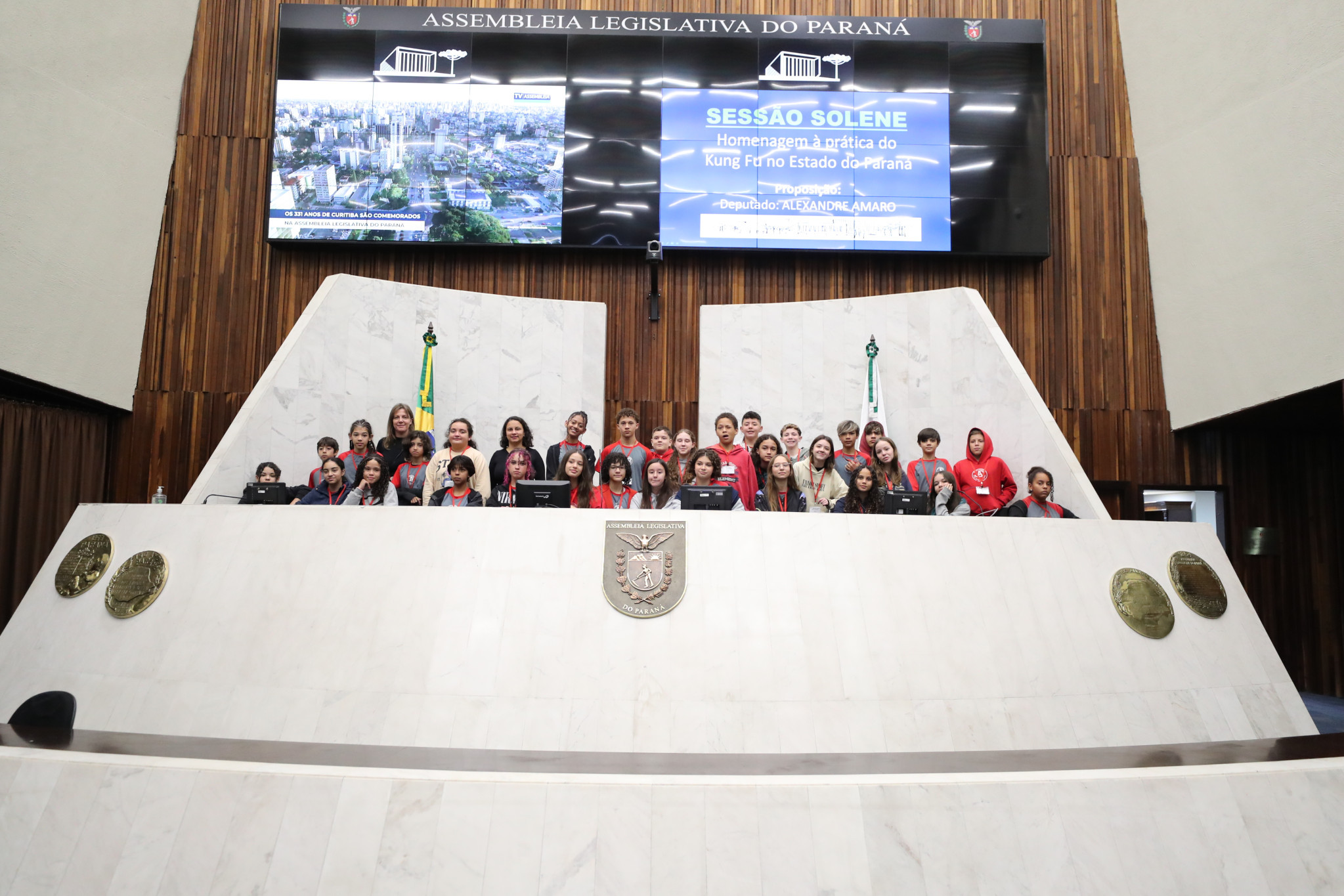 Alunos da Escola Municipal Julia Amaral Di Lenna visitam a Assembleia