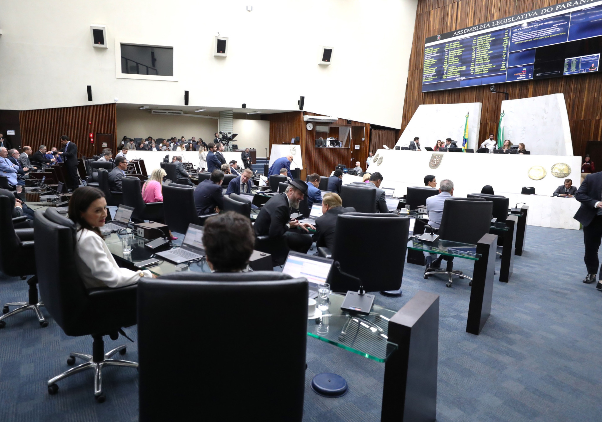 No Mês da Mulher, Assembleia aprova medidas voltadas à proteção das paranaenses