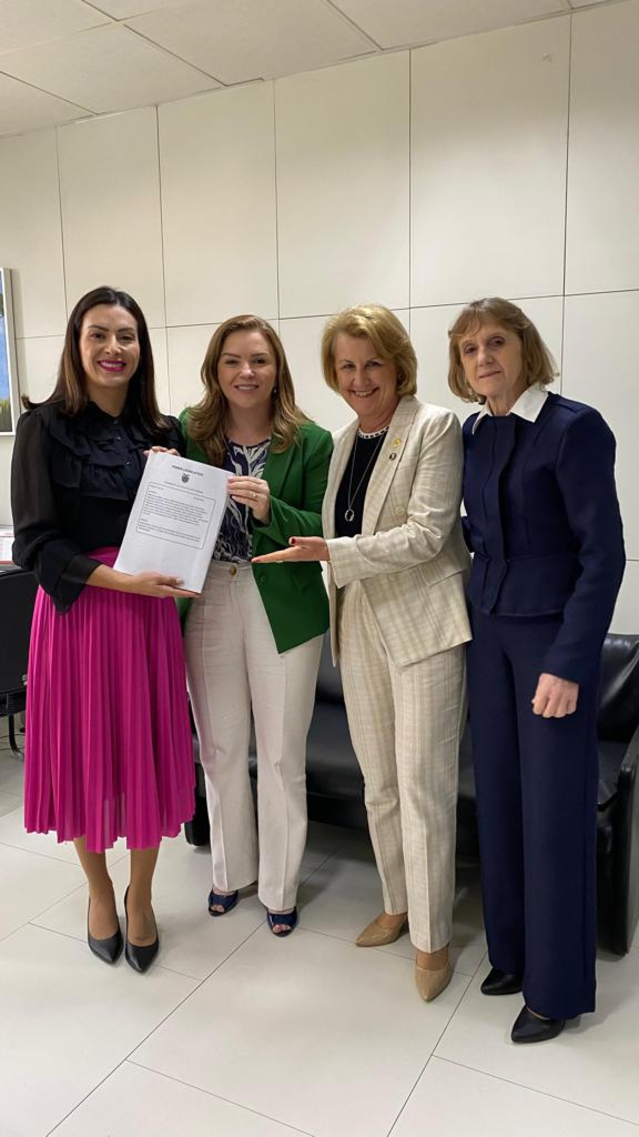 Bancada Feminina entrega Código de Defesa dos Direitos da Mulher à secretária Leandre dal Ponte