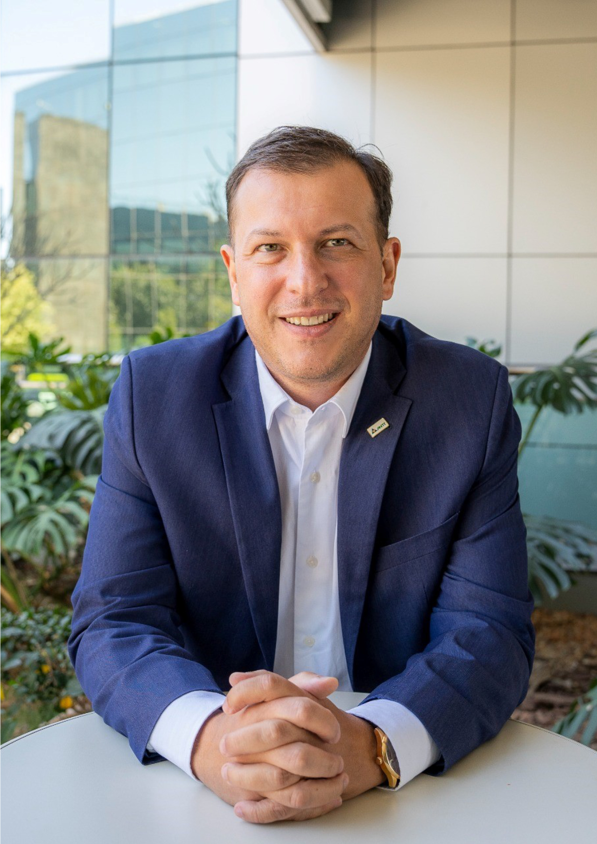 Deputado Alisson Wandscheer (SD) homenageia Luciano Lourenço com Menção Honrosa da Assembleia Legislativa