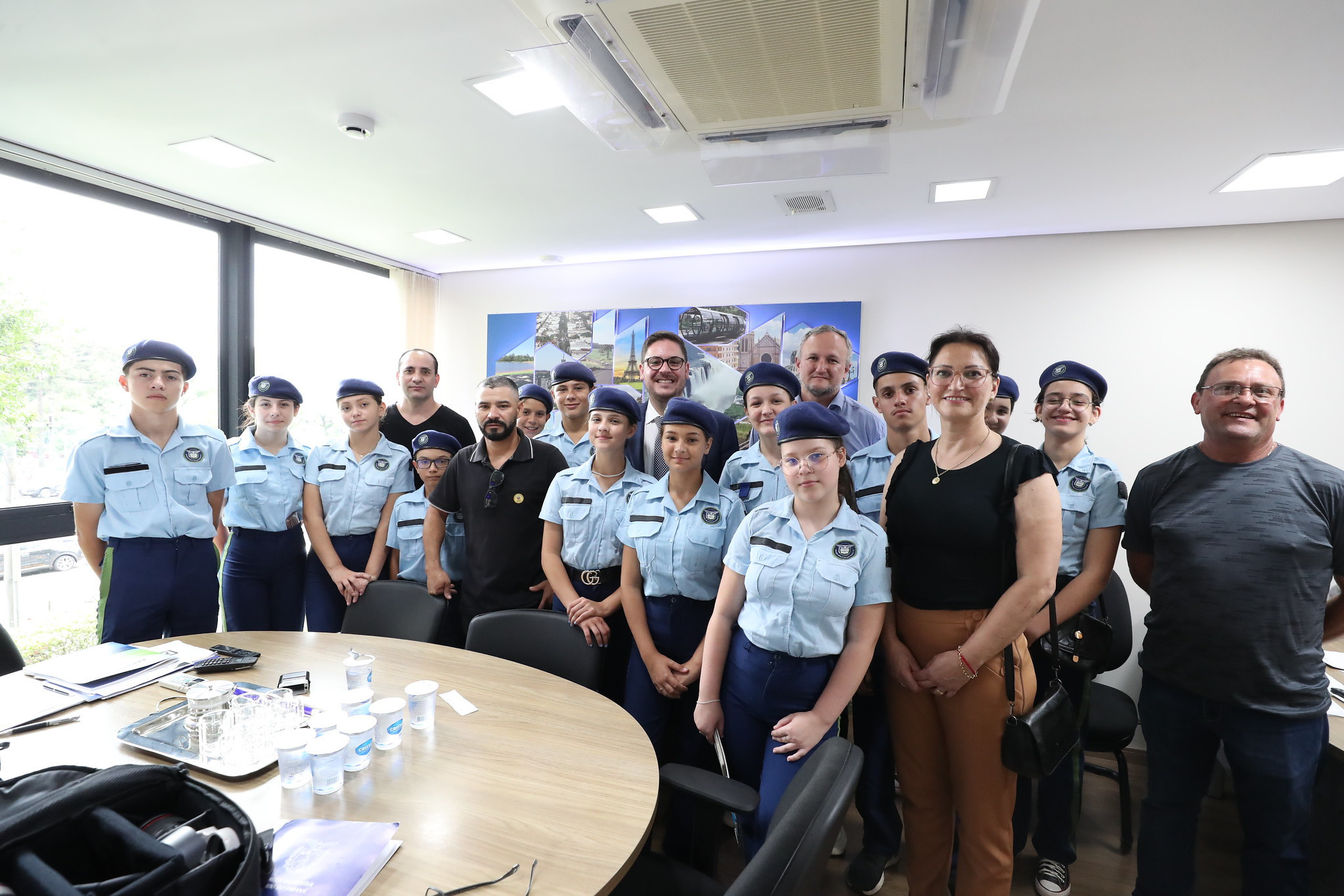 Vereadores Mirins e Acadêmicos da UEPG visitam a Assembleia