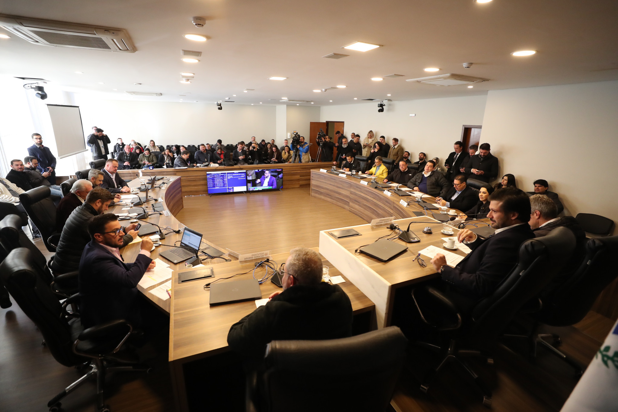 Projeto do Executivo que institui o Programa Parceiro da Escola é aprovado na CCJ