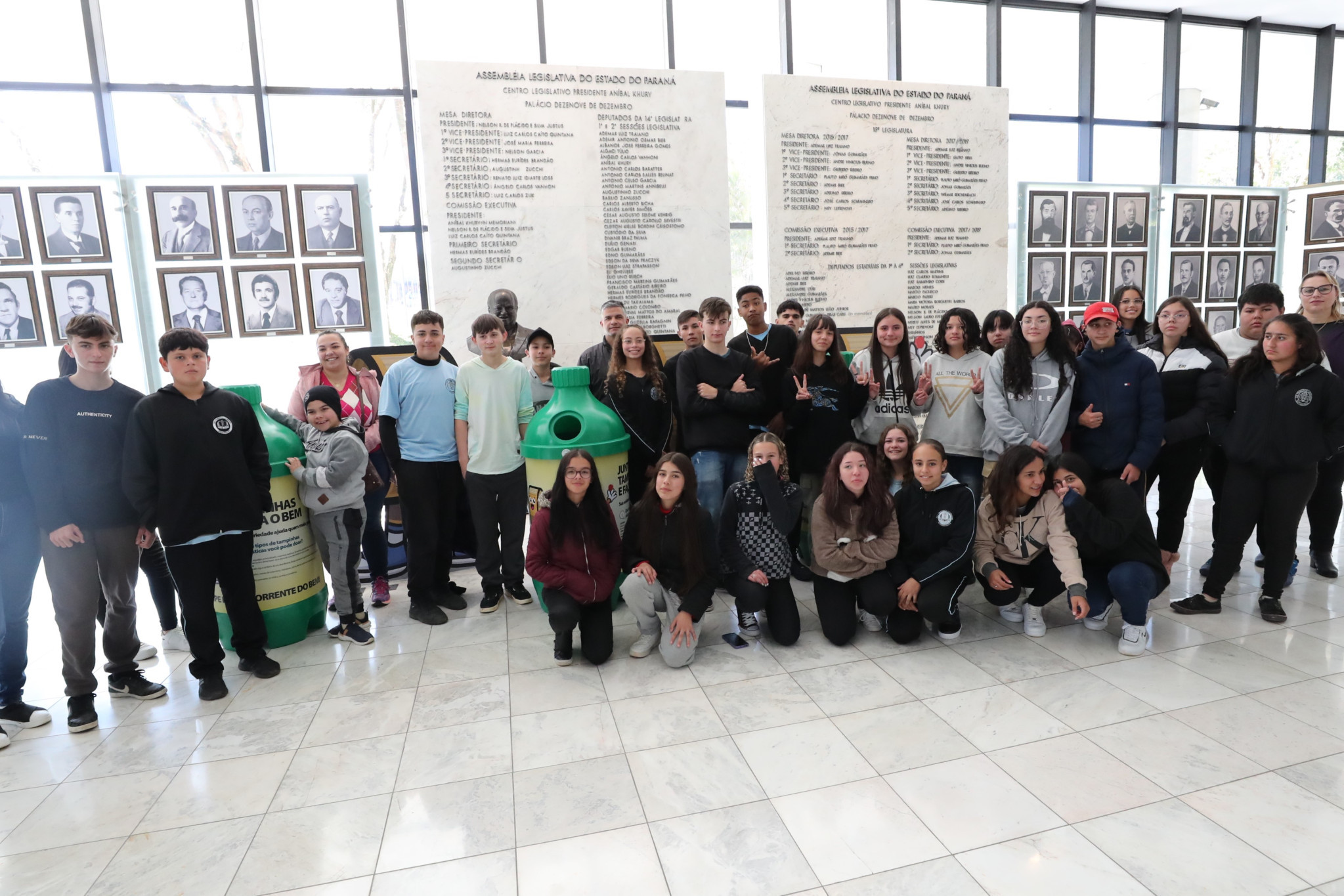 Alunos do Colégio Estadual Francisco Lechinoski, de Quitandinha, visitam a Assembleia