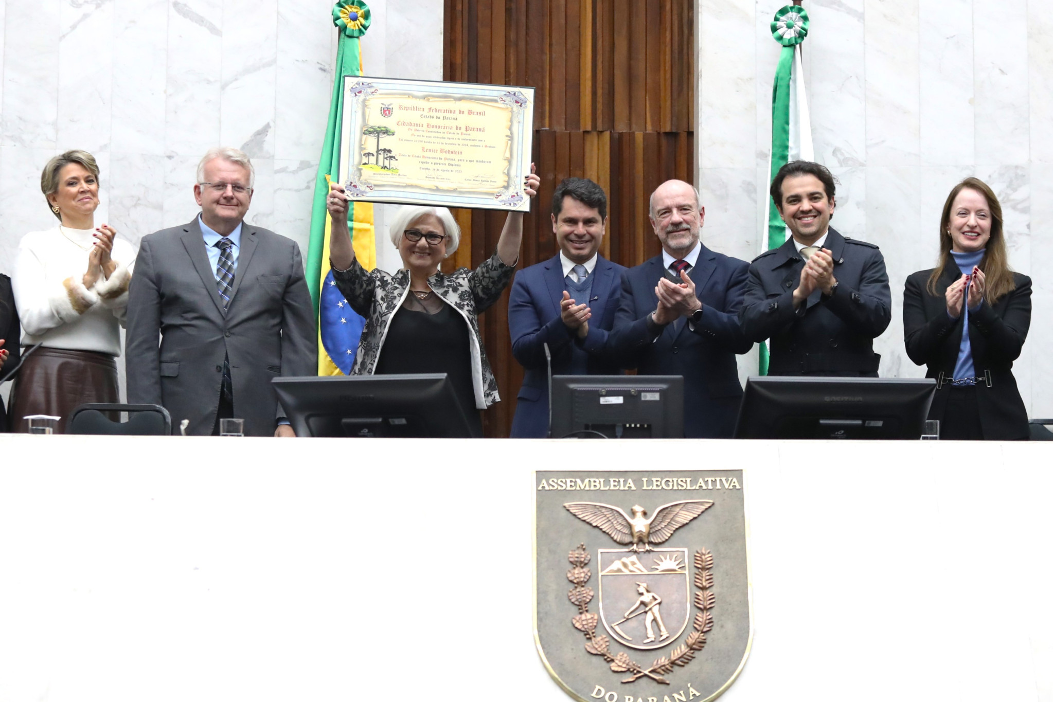 Assembleia concede cidadania honorária à desembargadora Lenice Bodstein por sua atuação em prol das famílias do Paraná