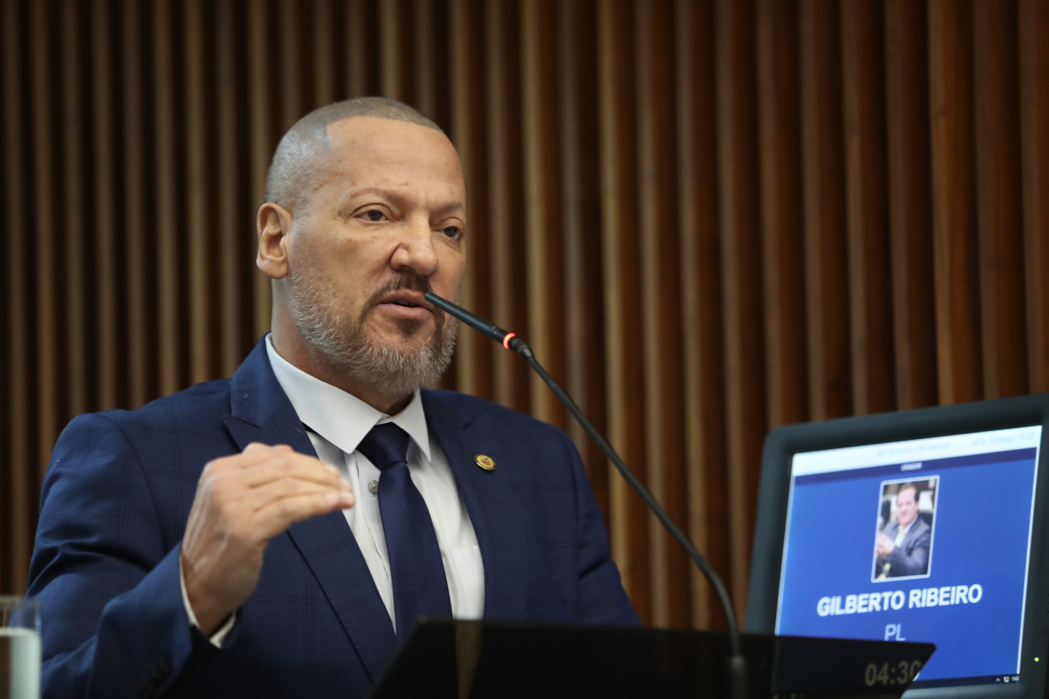 Deputado Gilberto Ribeiro (PL) apresenta projeto para multar empresas que deixarem fios de eletricidade soltos pelas ruas