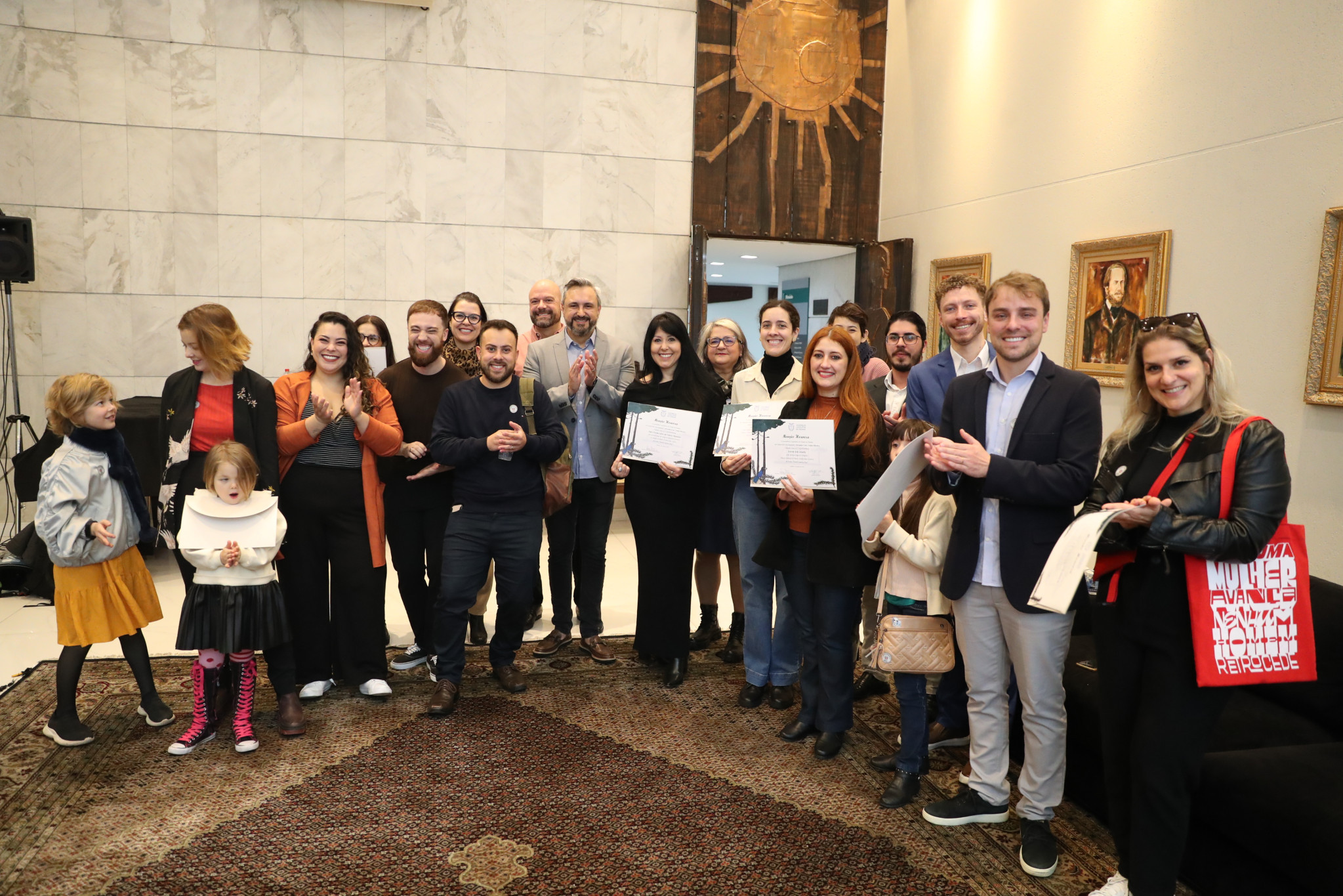 Vencedores do prêmio Curitiba Mais Criativa são homenageados na Assembleia Legislativa do Paraná