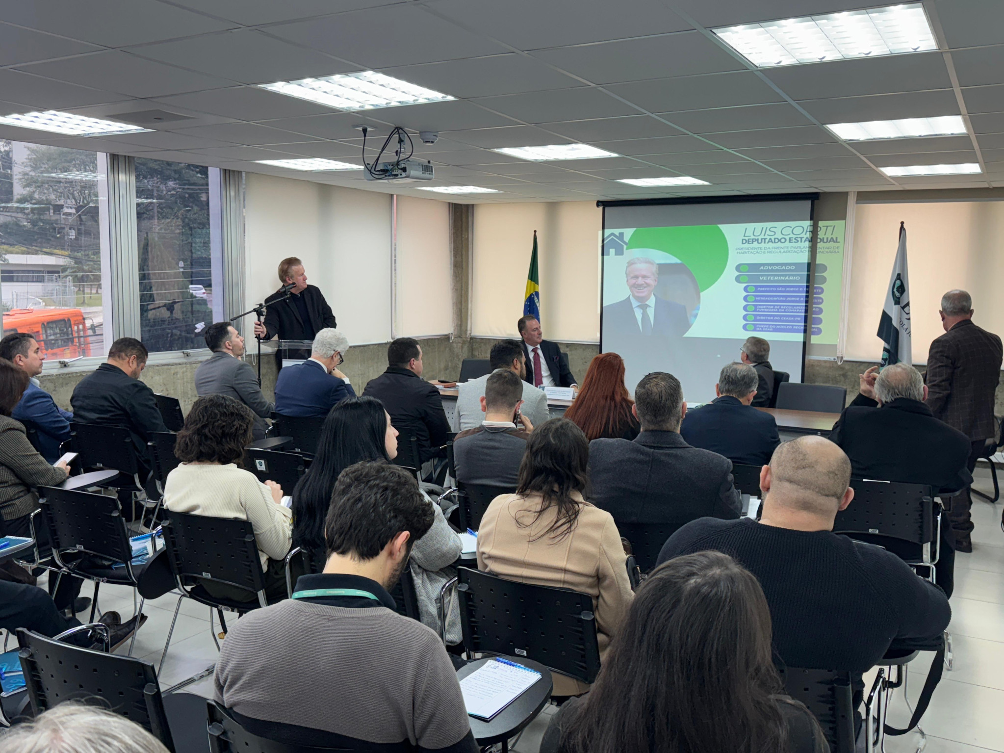 Deputado Luis Corti (PSB) debate regularização fundiária em seminário do TJPR